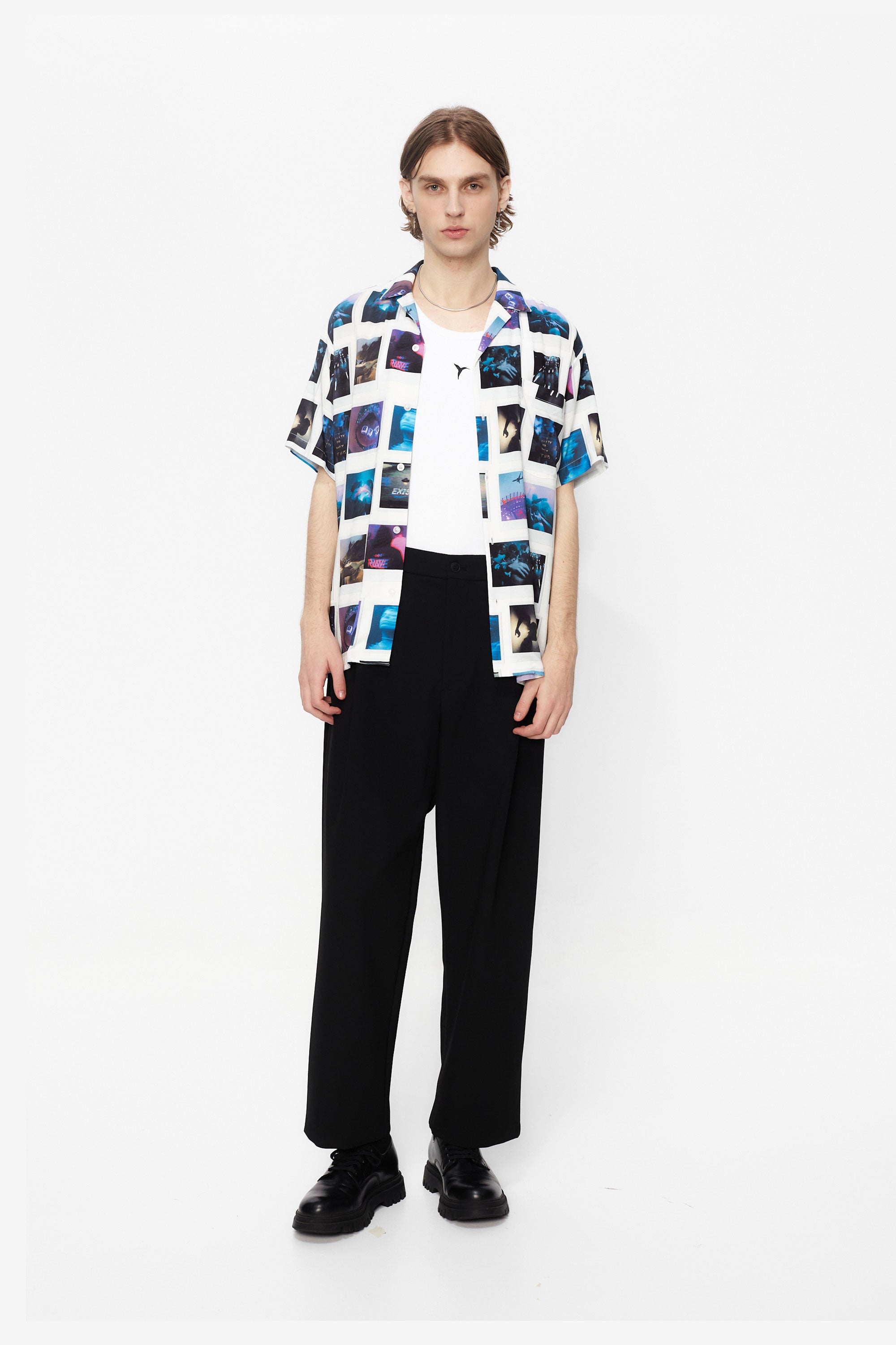 Printed shirt made of blend fabric. Lapel collar and short sleeve. Front button closure. Patch detail on the front and personalized label on the back.