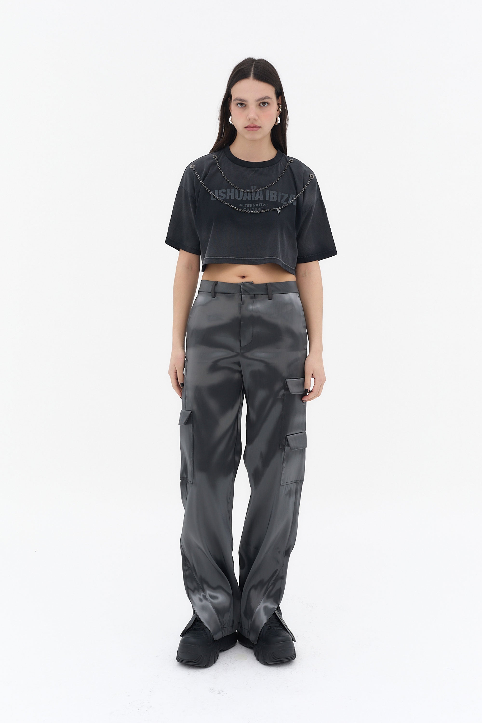 camiseta mujer negra crop cadenas ushuaia