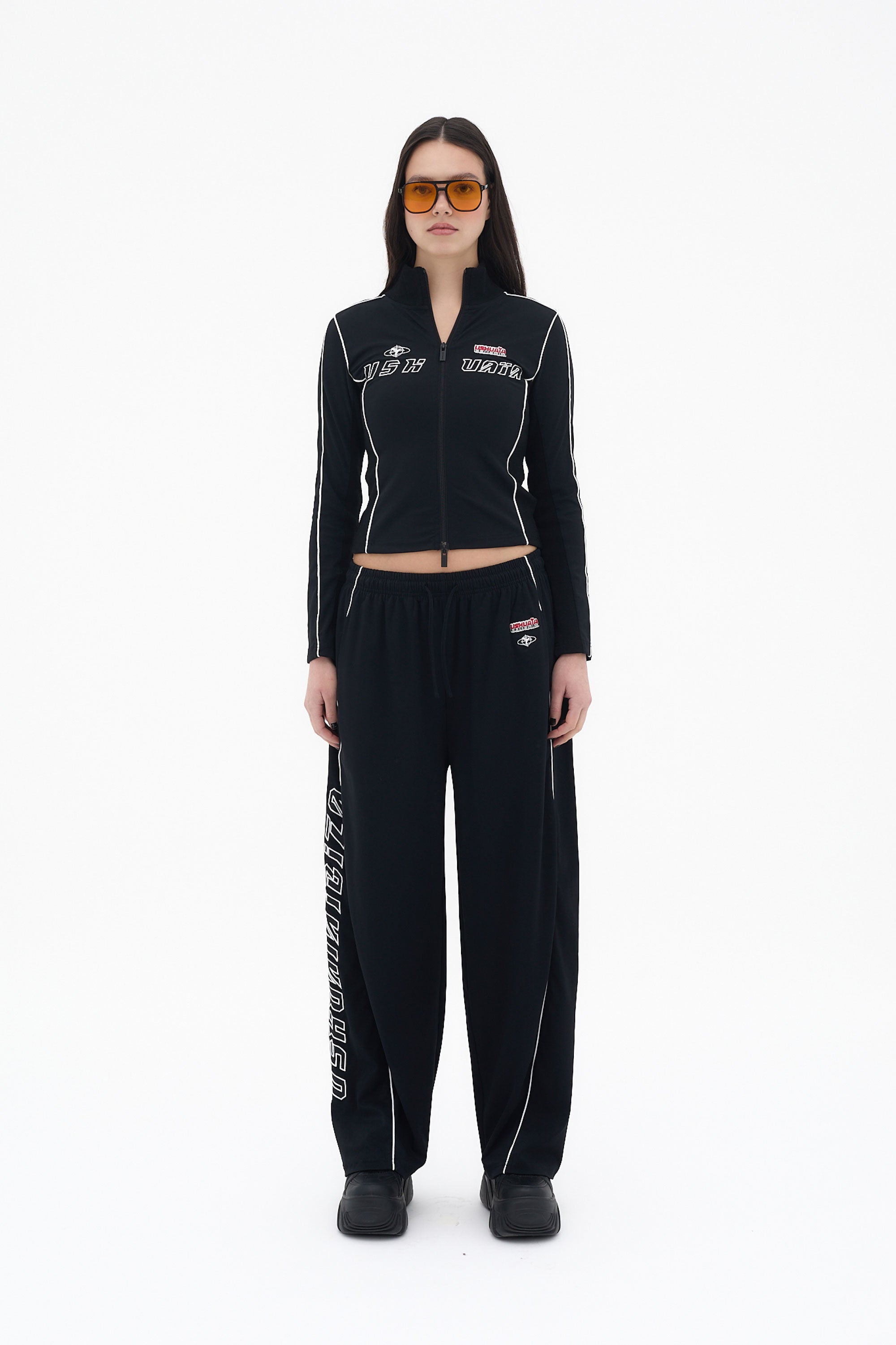 pantalon mujer negro holgado logo bordado lateral ushuaia