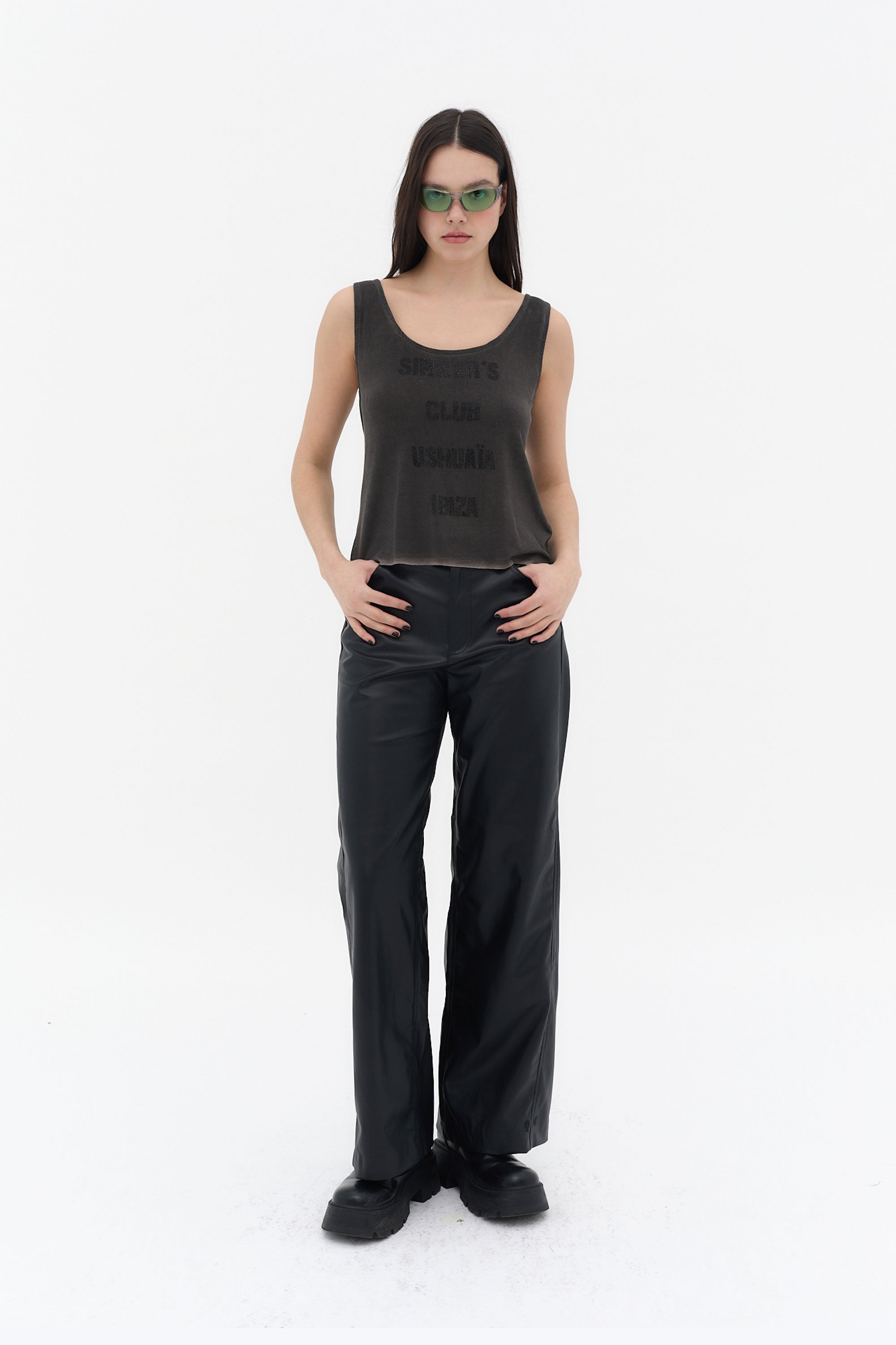 camiseta tirantes mujer negra grafico frontal y cadenas espalda