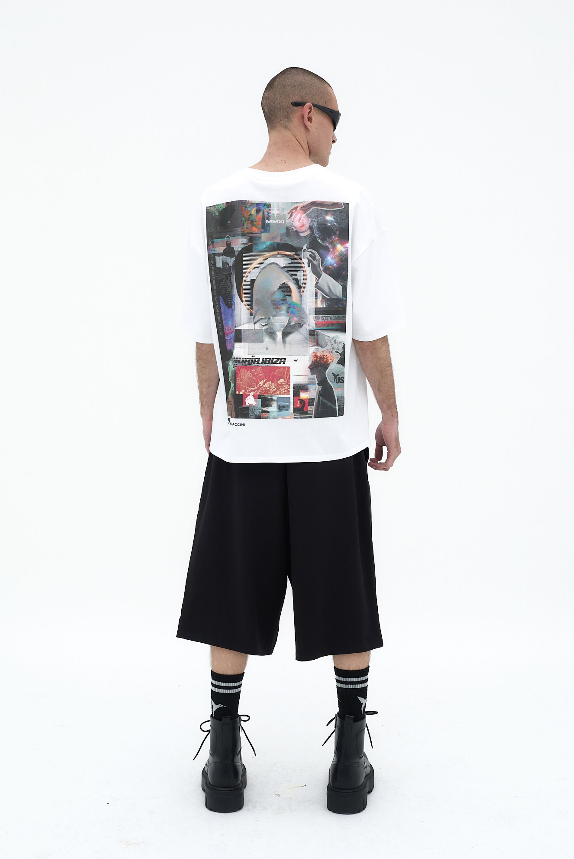 Camiseta blanca super oversize Ushuaïa x Andrea Marcaccini con gráfico en la espalda