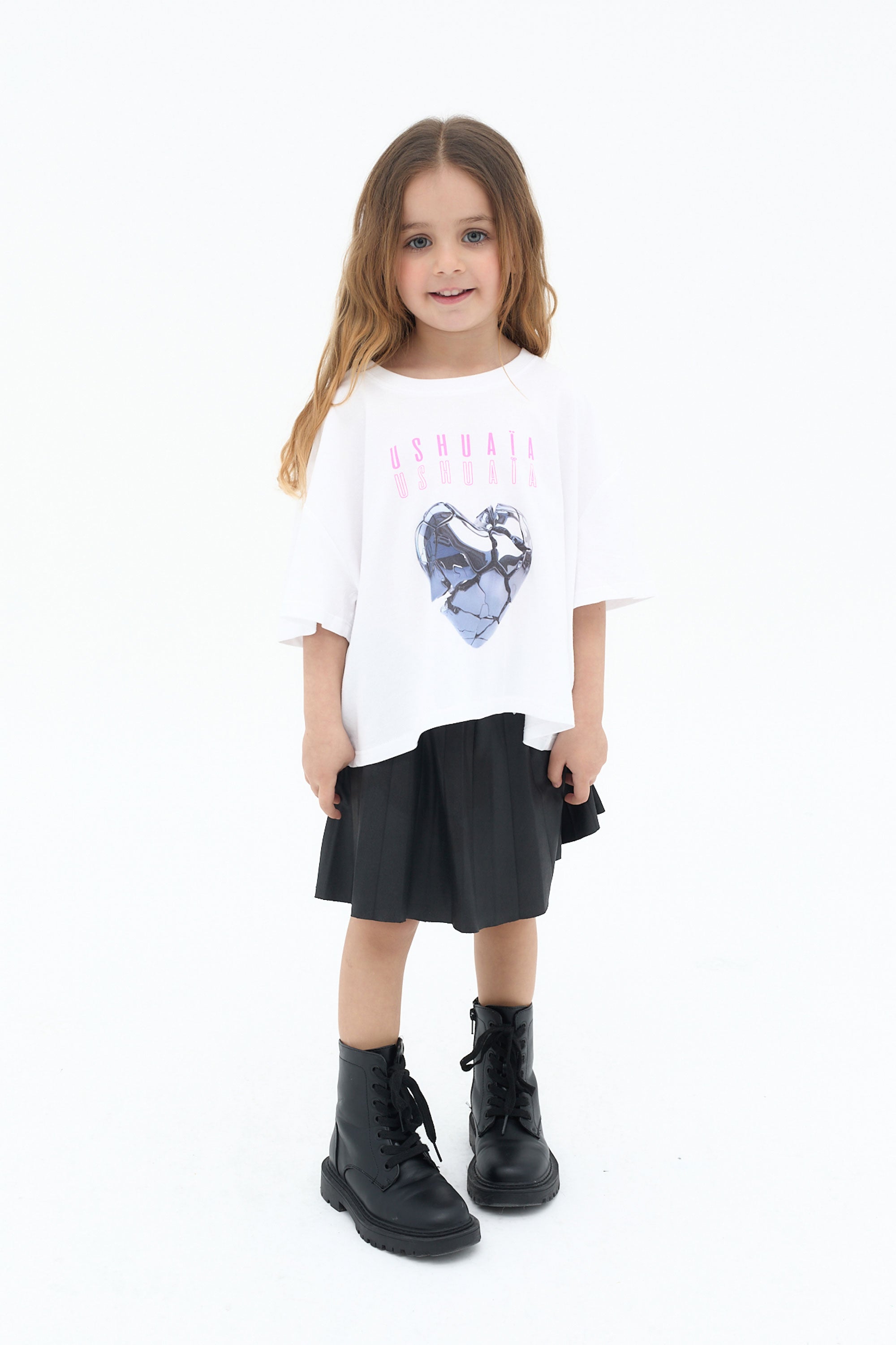 camiseta niña blanca cropped corazon azul ushuaia