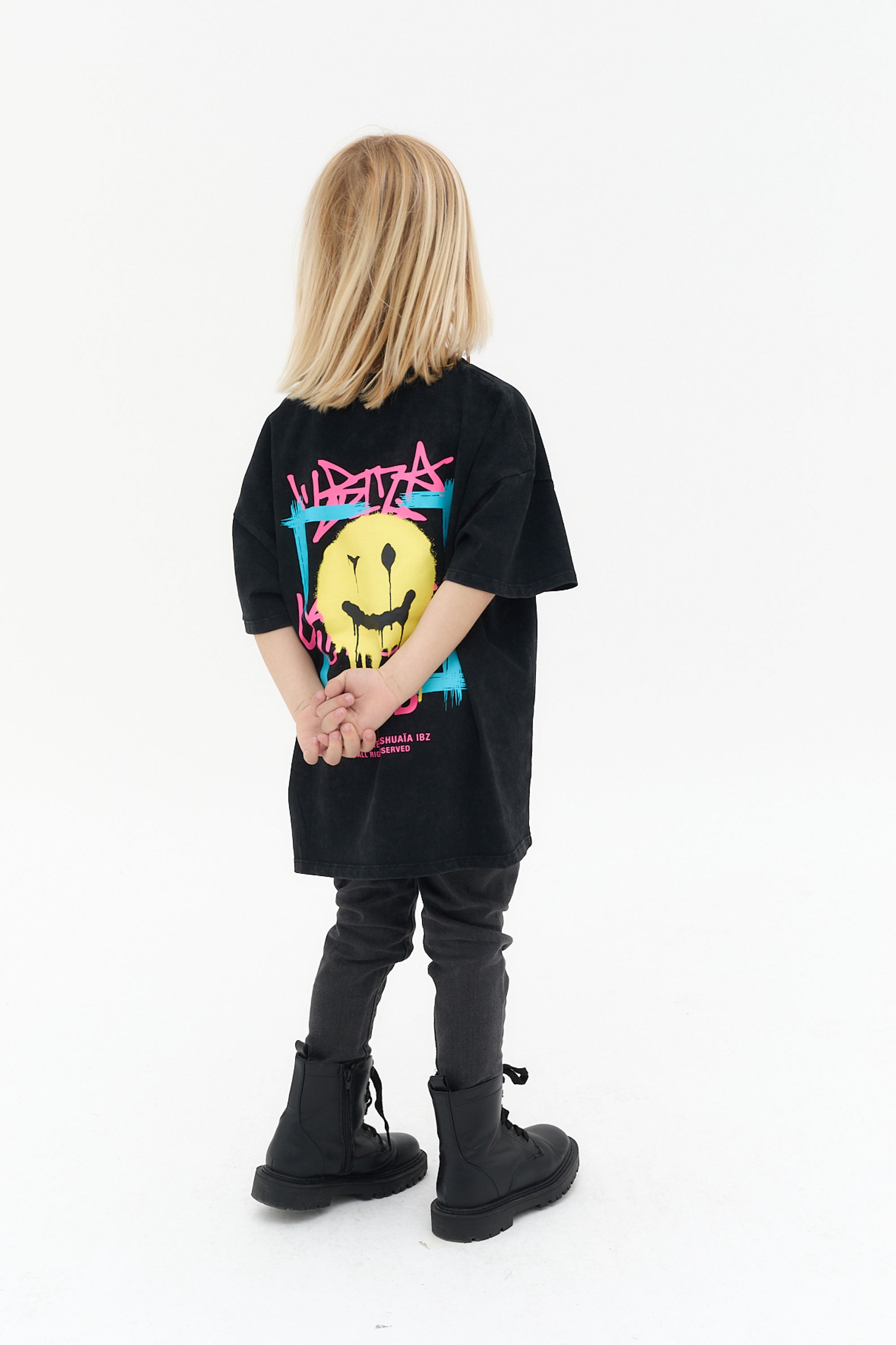 camiseta niño algodón gris oscuro acid wash logo ushuaïa