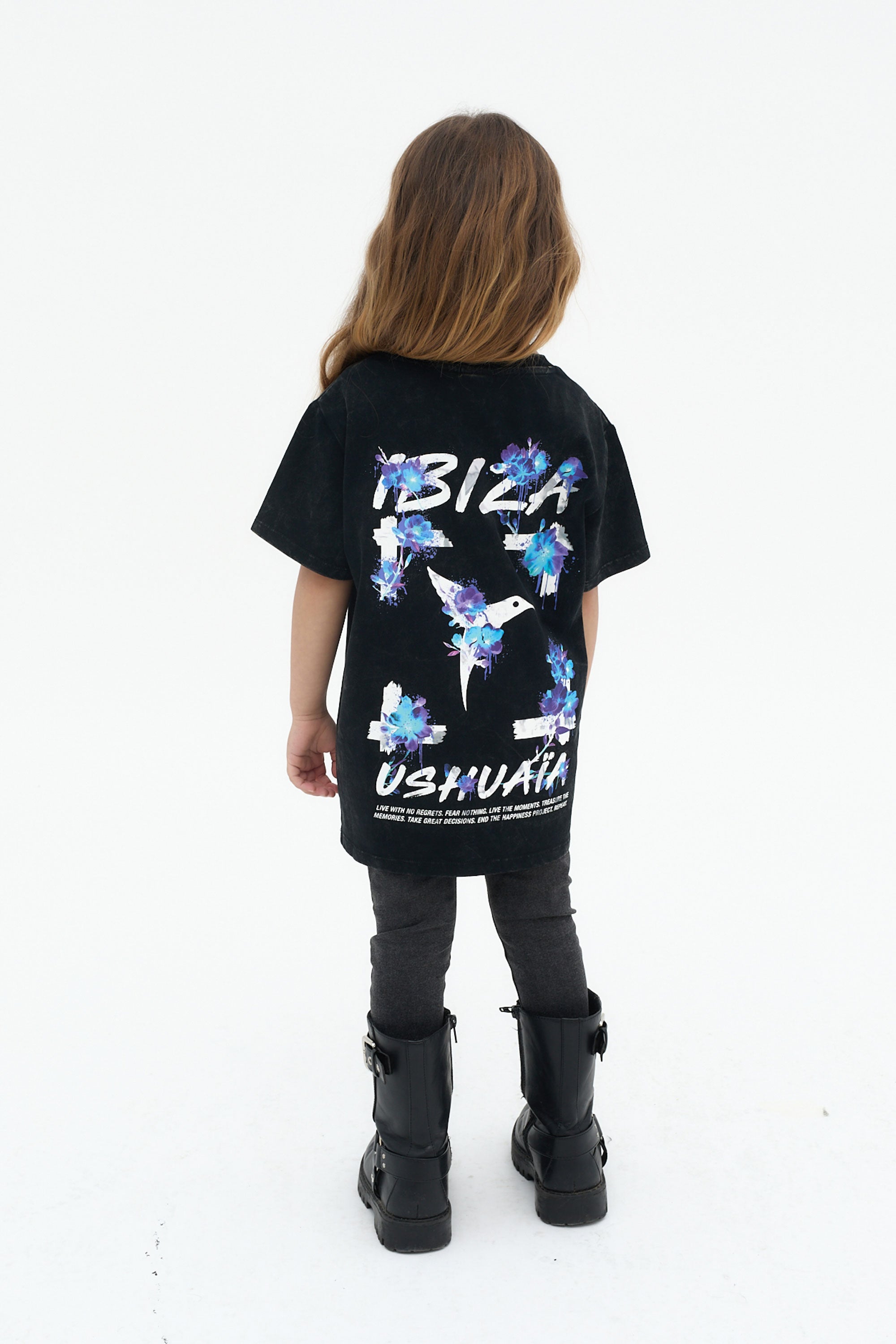 camiseta niña negra acid wash logo ushuaïa