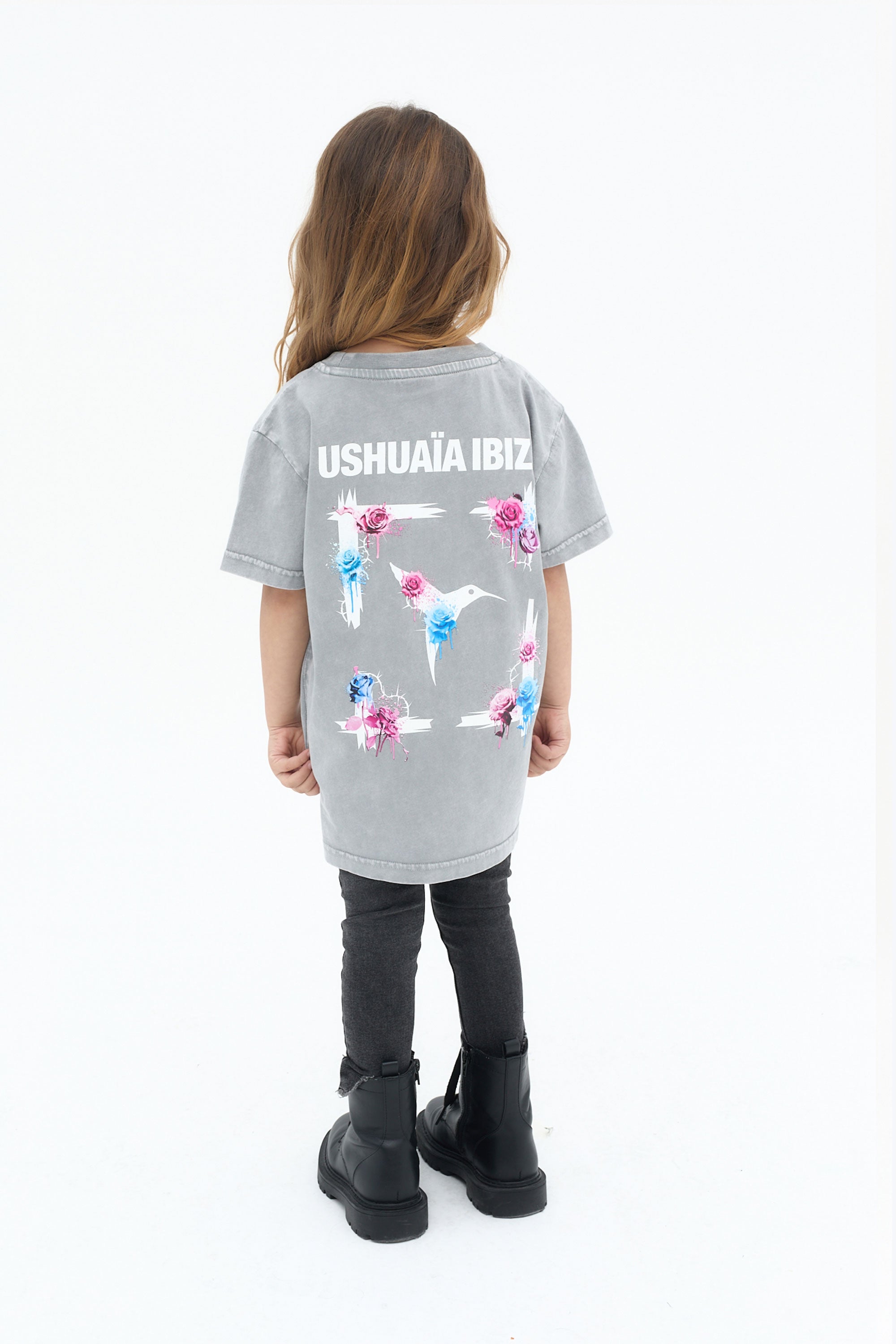 camiseta niña gris acid wash logo ushuaia