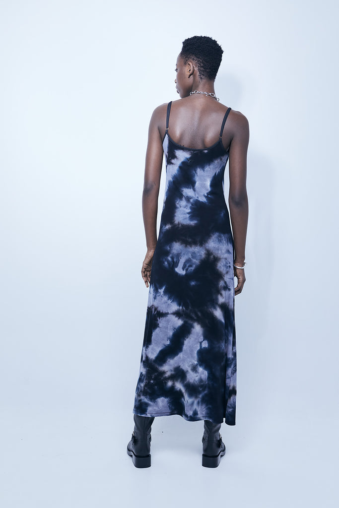 Long washed rib wrap dress with tie-dye effect. is. Side gathering detail and embroidery on the back. Adjustable straps.