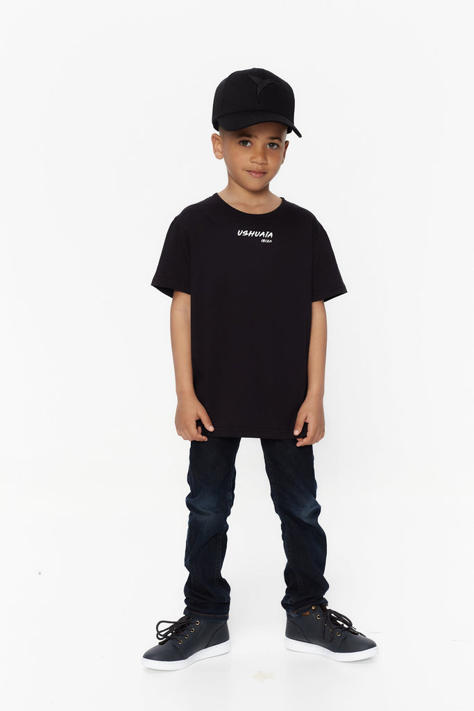 T-shirt with round neck and short sleeves. Detail of contrasting combined printing on front and back.
COMPOSITION:
100% Cotton