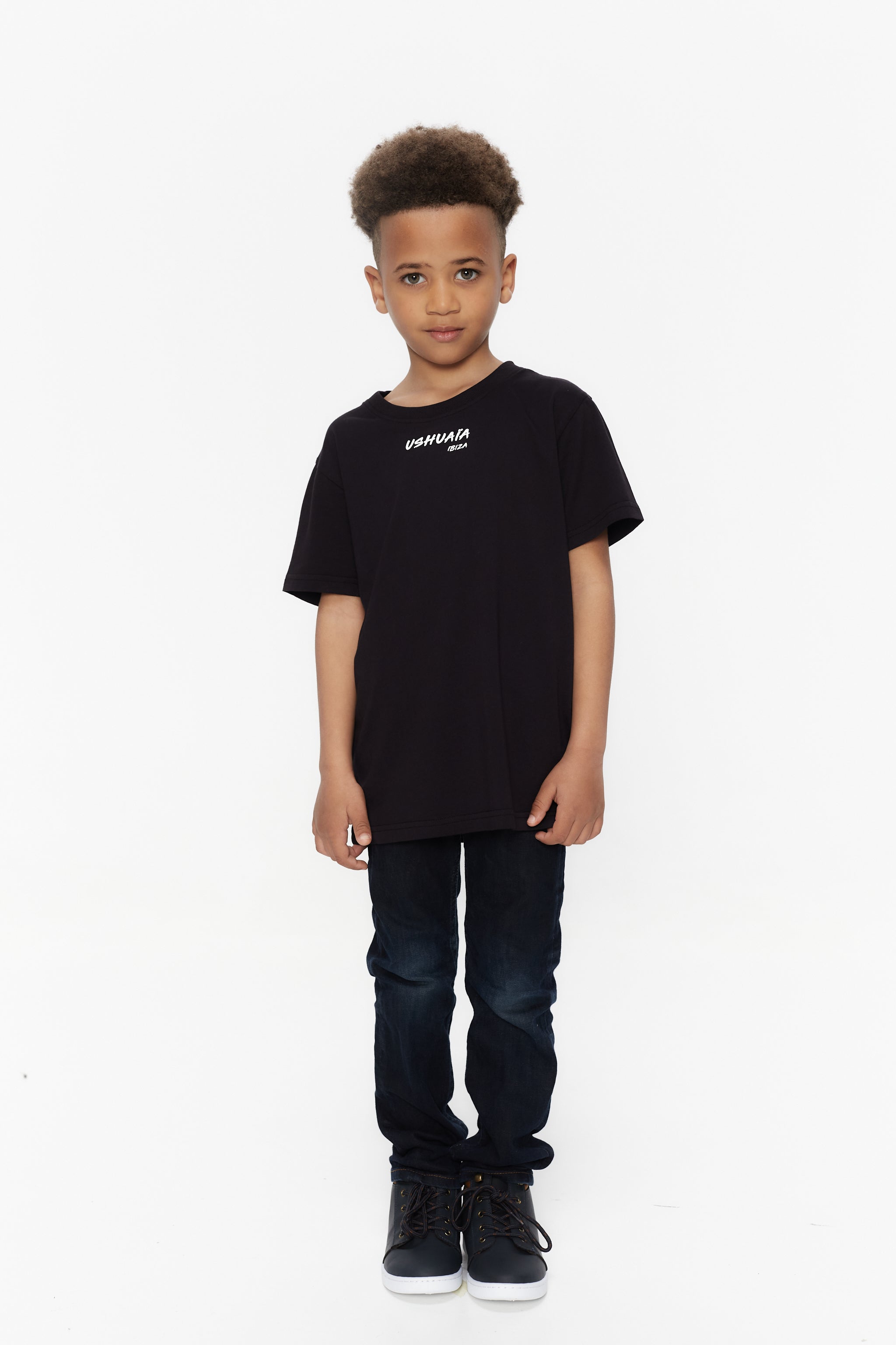 T-shirt with round neck and short sleeves. Detail of contrasting combined printing on front and back.
COMPOSITION:
100% Cotton