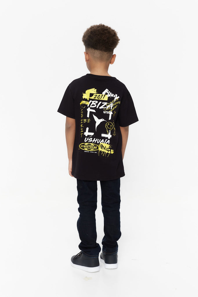 T-shirt with round neck and short sleeves. Detail of contrasting combined printing on front and back.
COMPOSITION:
100% Cotton