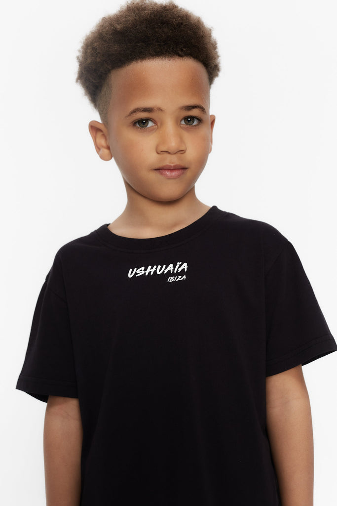 T-shirt with round neck and short sleeves. Detail of contrasting combined printing on front and back.
COMPOSITION:
100% Cotton