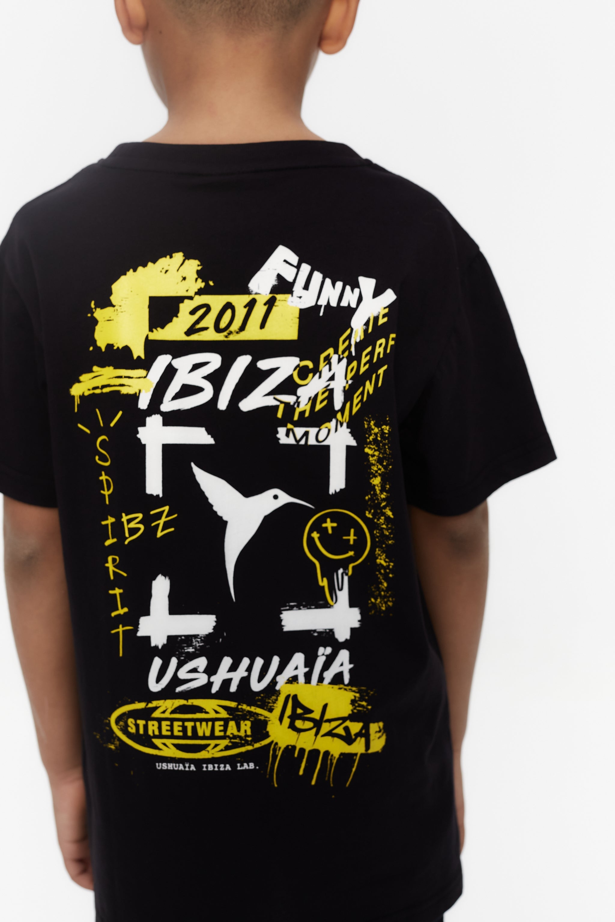 T-shirt with round neck and short sleeves. Detail of contrasting combined printing on front and back.
COMPOSITION:
100% Cotton