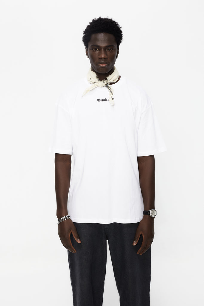 Oversized t-shirt with round neck and short sleeves. Contrast combined print detail on front and back.