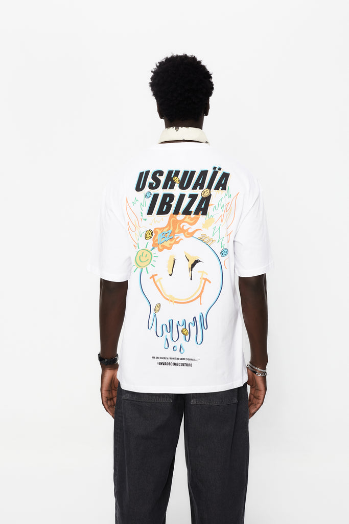 Oversized t-shirt with round neck and short sleeves. Contrast combined print detail on front and back.