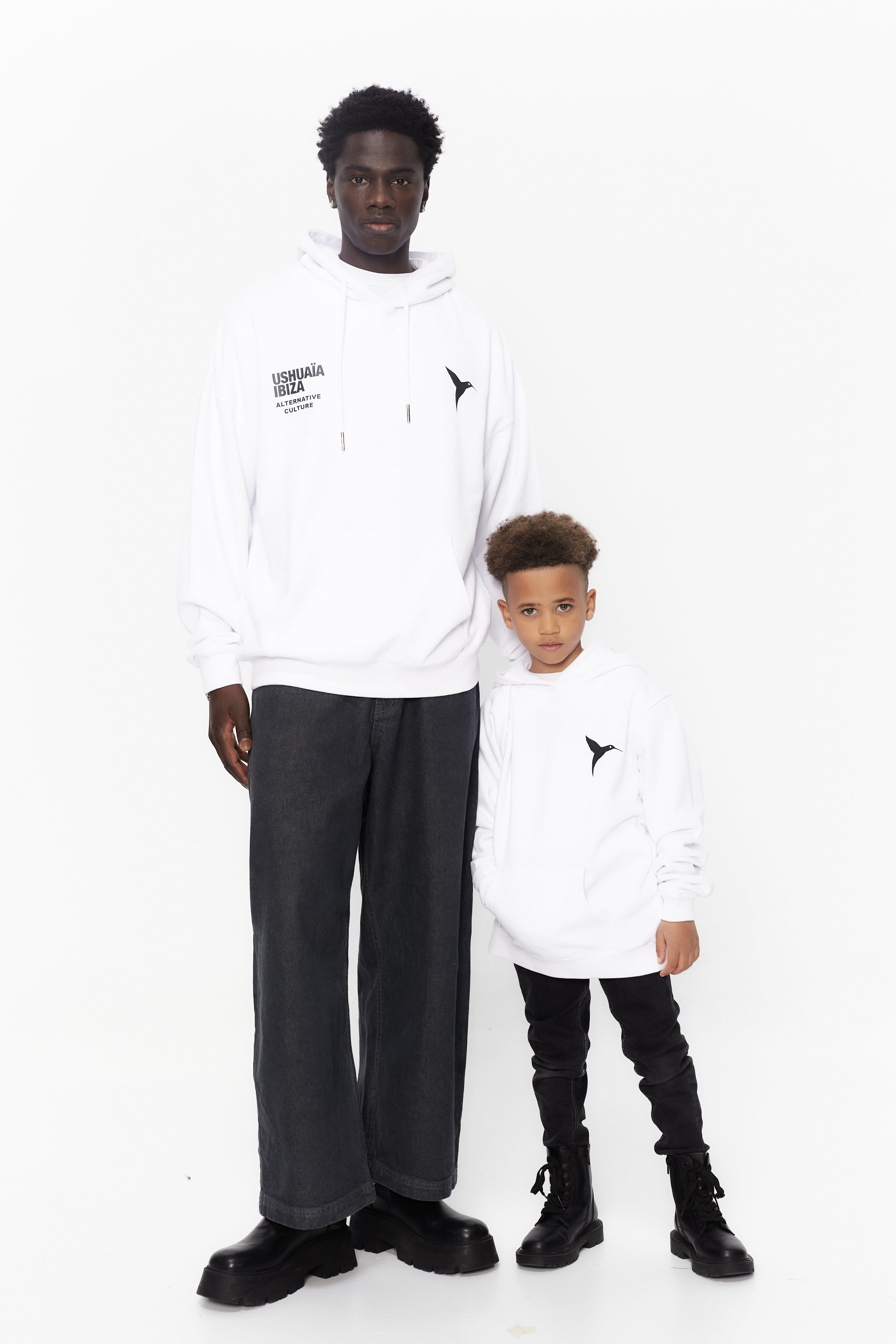 Hoodie with long sleeves washed with peach effect. Contrast combined print detail on the front. Kangaroo pocket on the front. Ribbed finishes.  