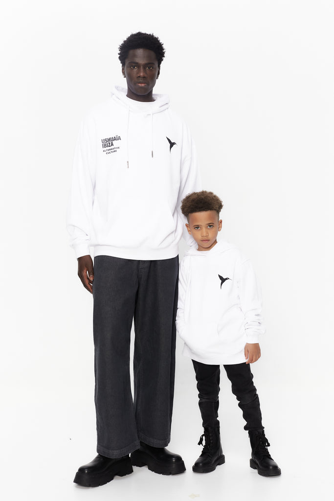 Hoodie with long sleeves washed with peach effect. Contrast combined print detail on the front. Kangaroo pocket on the front. Ribbed finishes.  