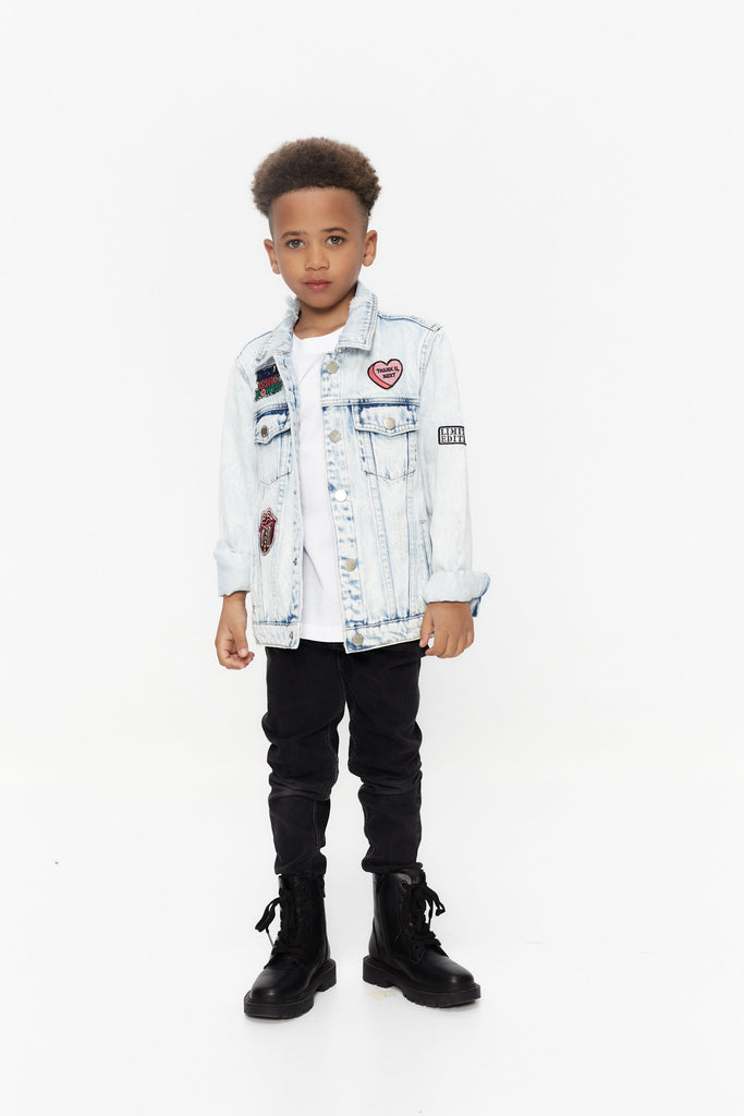 Jacket with lapel collar and long sleeves. Front pockets. Front closure with snaps. Detail of patches applied on the front and embroidered print on the back.