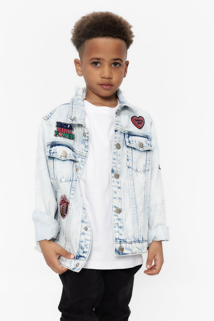 Jacket with lapel collar and long sleeves. Front pockets. Front closure with snaps. Detail of patches applied on the front and embroidered print on the back.