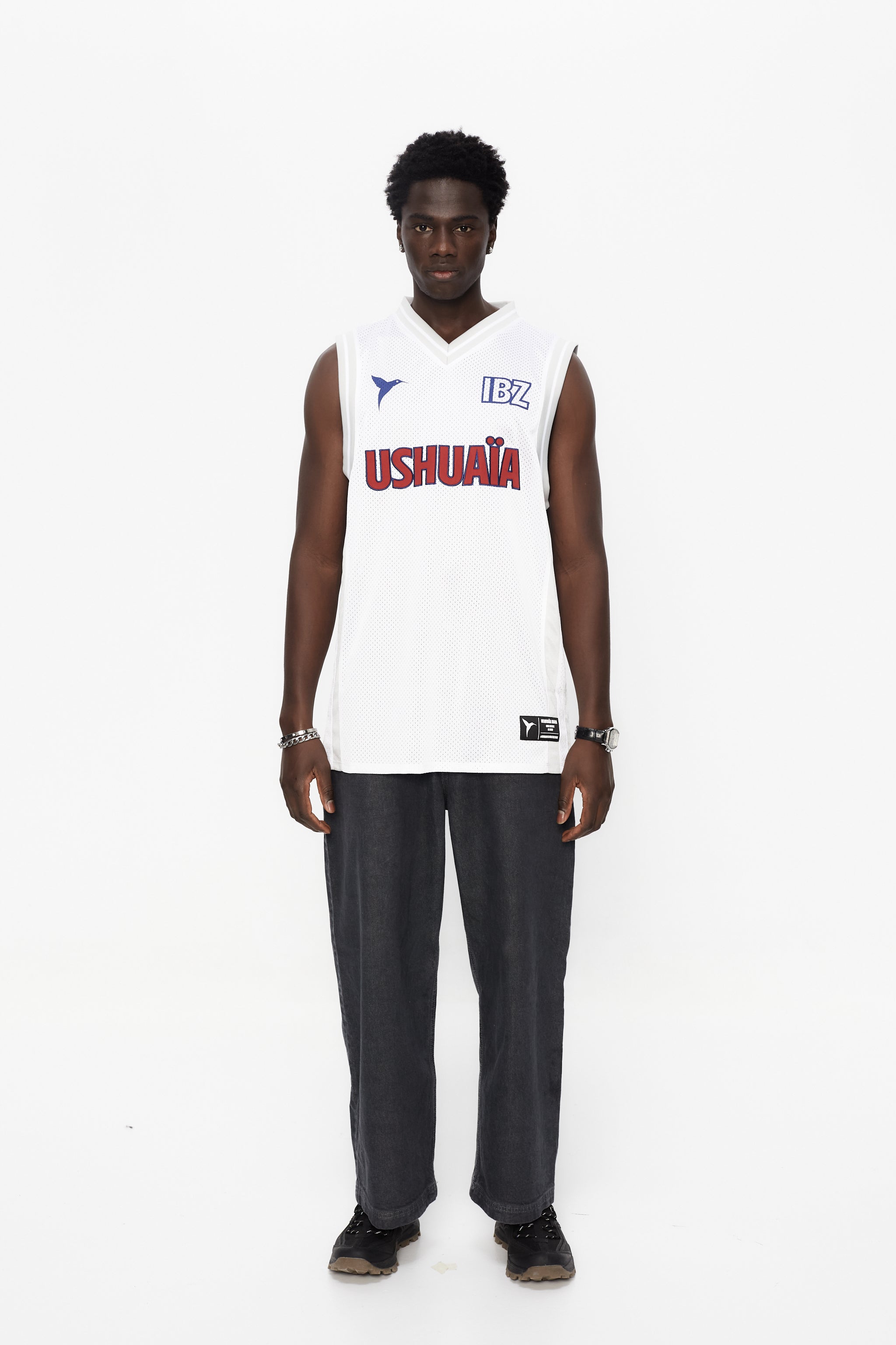 Basketball shirt made of mesh fabric, lightweight and breathable. Round neck and ribbed armhole sleeves. Contrast combined print and application detail on front and back. Patch on the front.