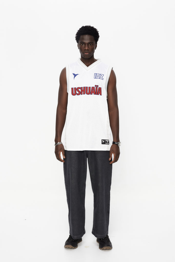 Basketball shirt made of mesh fabric, lightweight and breathable. Round neck and ribbed armhole sleeves. Contrast combined print and application detail on front and back. Patch on the front.