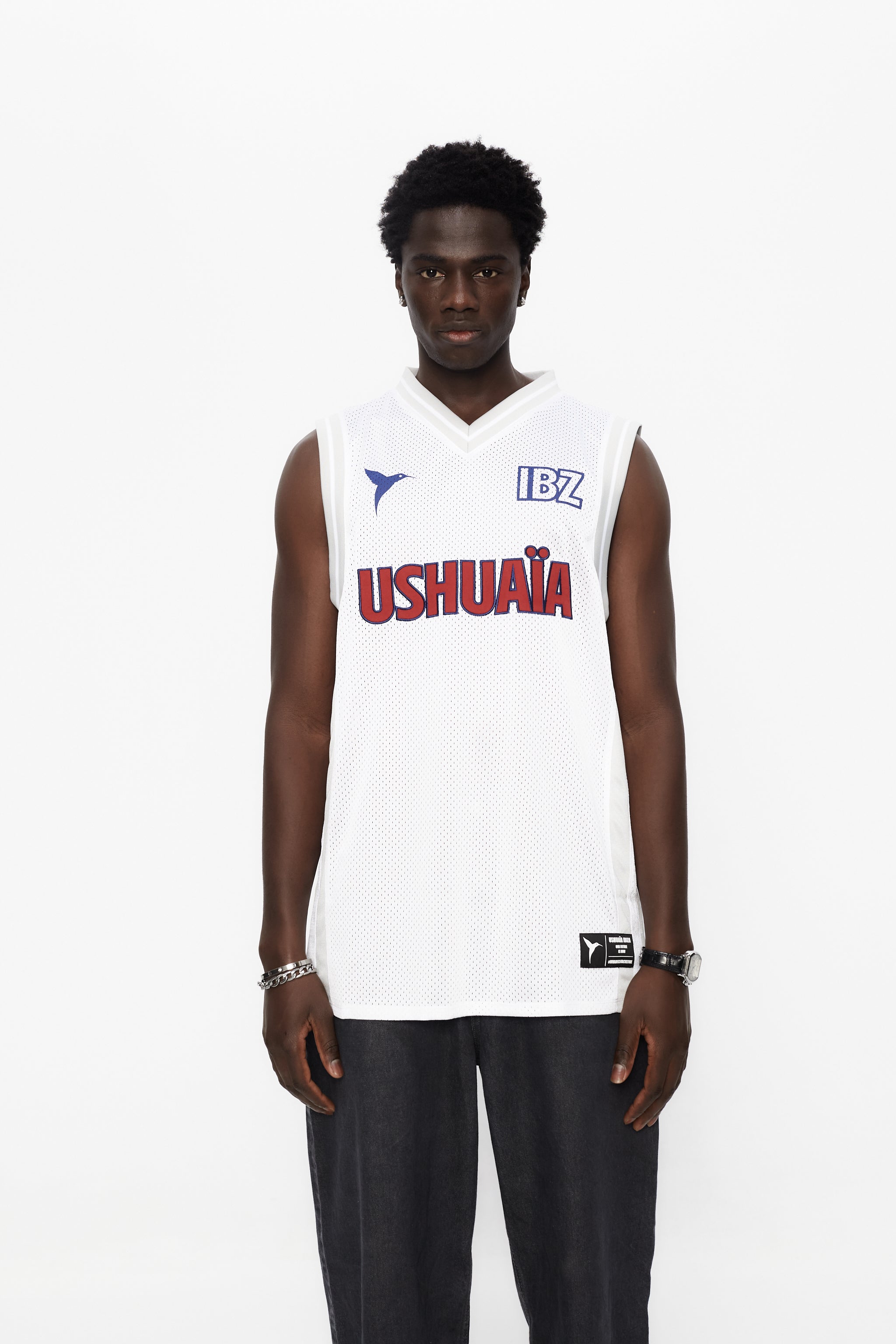 Basketball shirt made of mesh fabric, lightweight and breathable. Round neck and ribbed armhole sleeves. Contrast combined print and application detail on front and back. Patch on the front.
