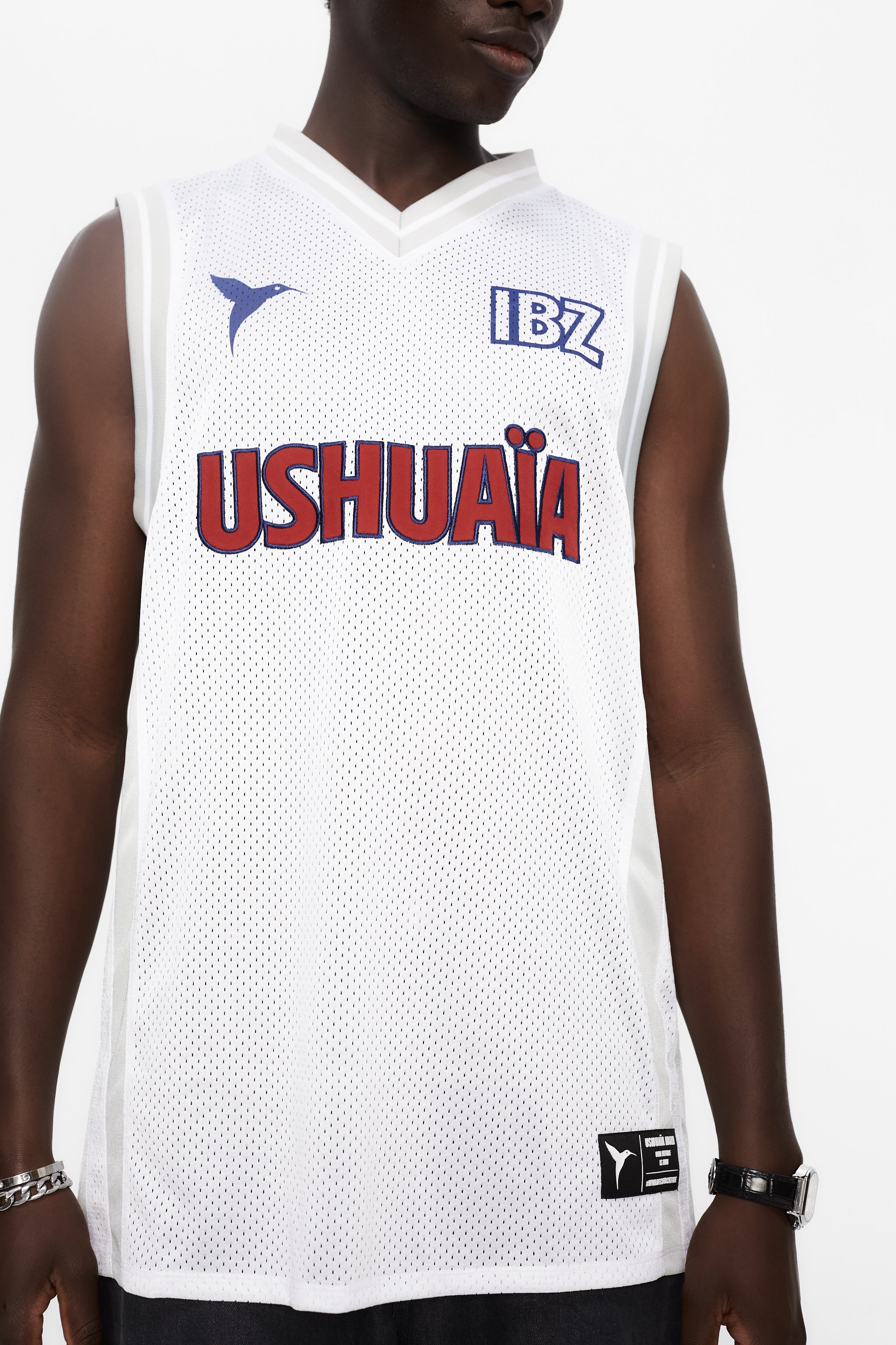 Basketball shirt made of mesh fabric, lightweight and breathable. Round neck and ribbed armhole sleeves. Contrast combined print and application detail on front and back. Patch on the front.