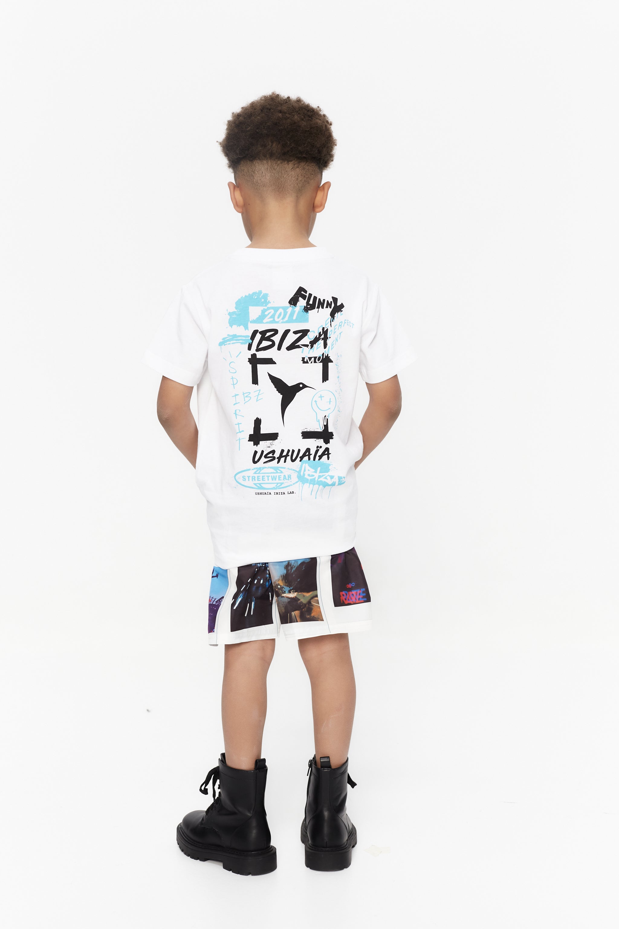 T-shirt with round neck and short sleeves. Contrast combined print detail on front and back.
COMPOSITION:  
100% Cotton