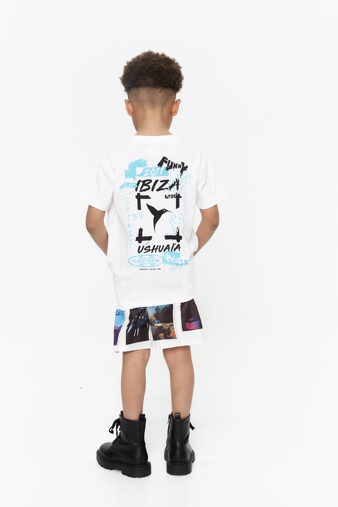 T-shirt with round neck and short sleeves. Contrast combined print detail on front and back.
COMPOSITION:  
100% Cotton