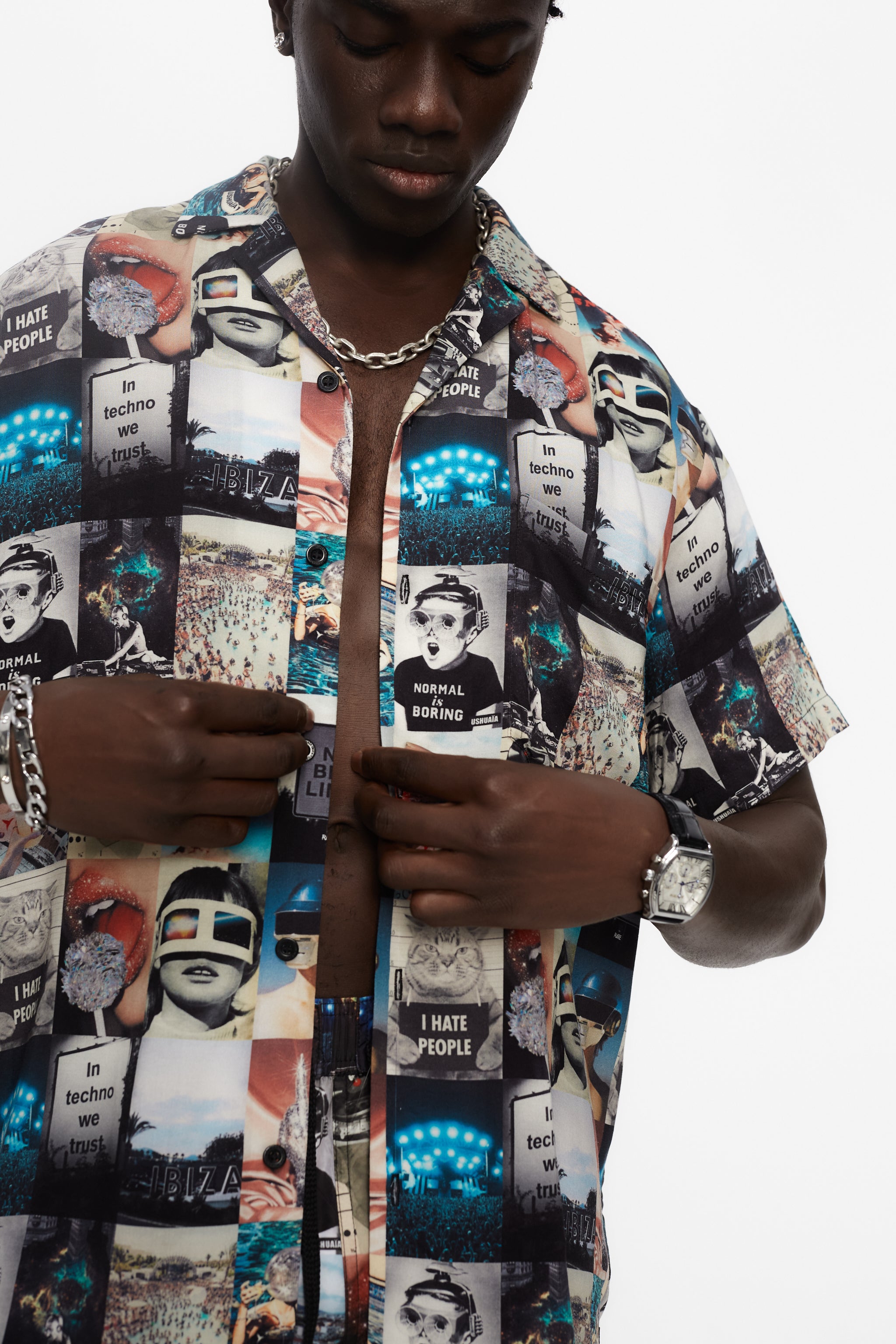 Printed shirt made of blend fabric. Lapel collar and short sleeve. Front button closure. Patch detail on the front and personalized label on the back.