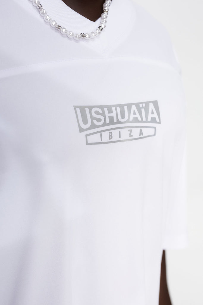 Combined rugby style t-shirt made of technical fabric and mesh, light and breathable. V-neck and short sleeves. Combined reflective print detail on front and back. 