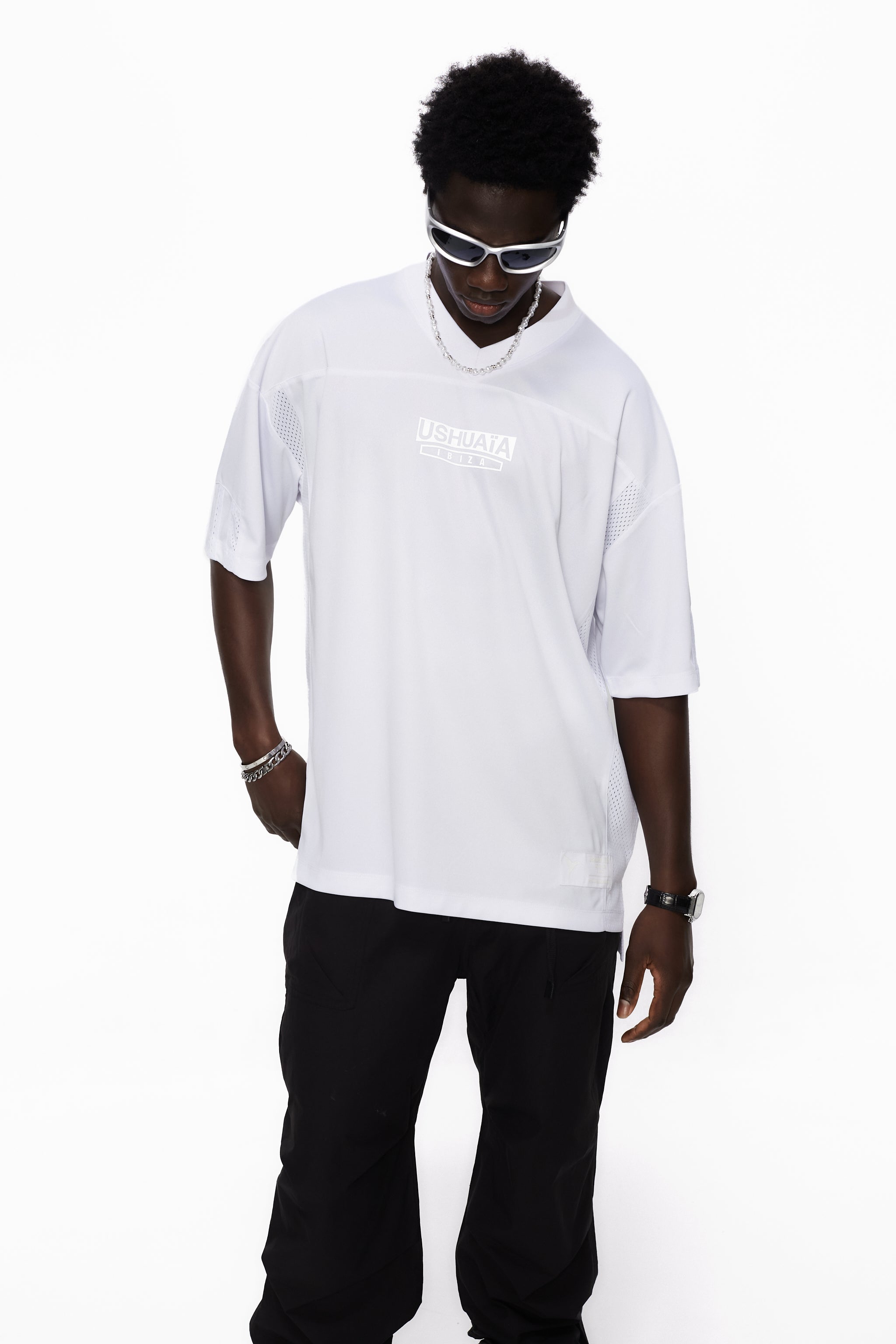 Combined rugby style t-shirt made of technical fabric and mesh, light and breathable. V-neck and short sleeves. Combined reflective print detail on front and back. 