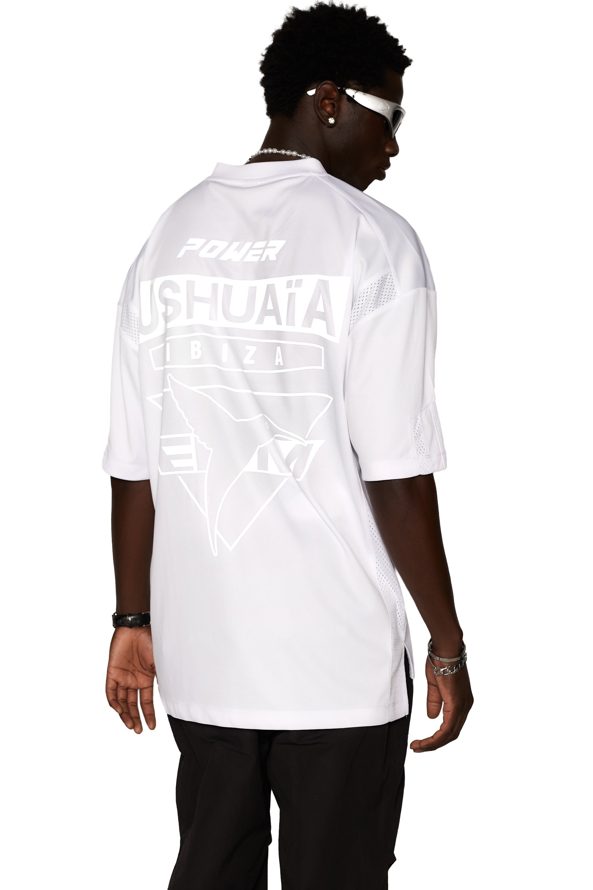 Combined rugby style t-shirt made of technical fabric and mesh, light and breathable. V-neck and short sleeves. Combined reflective print detail on front and back. 