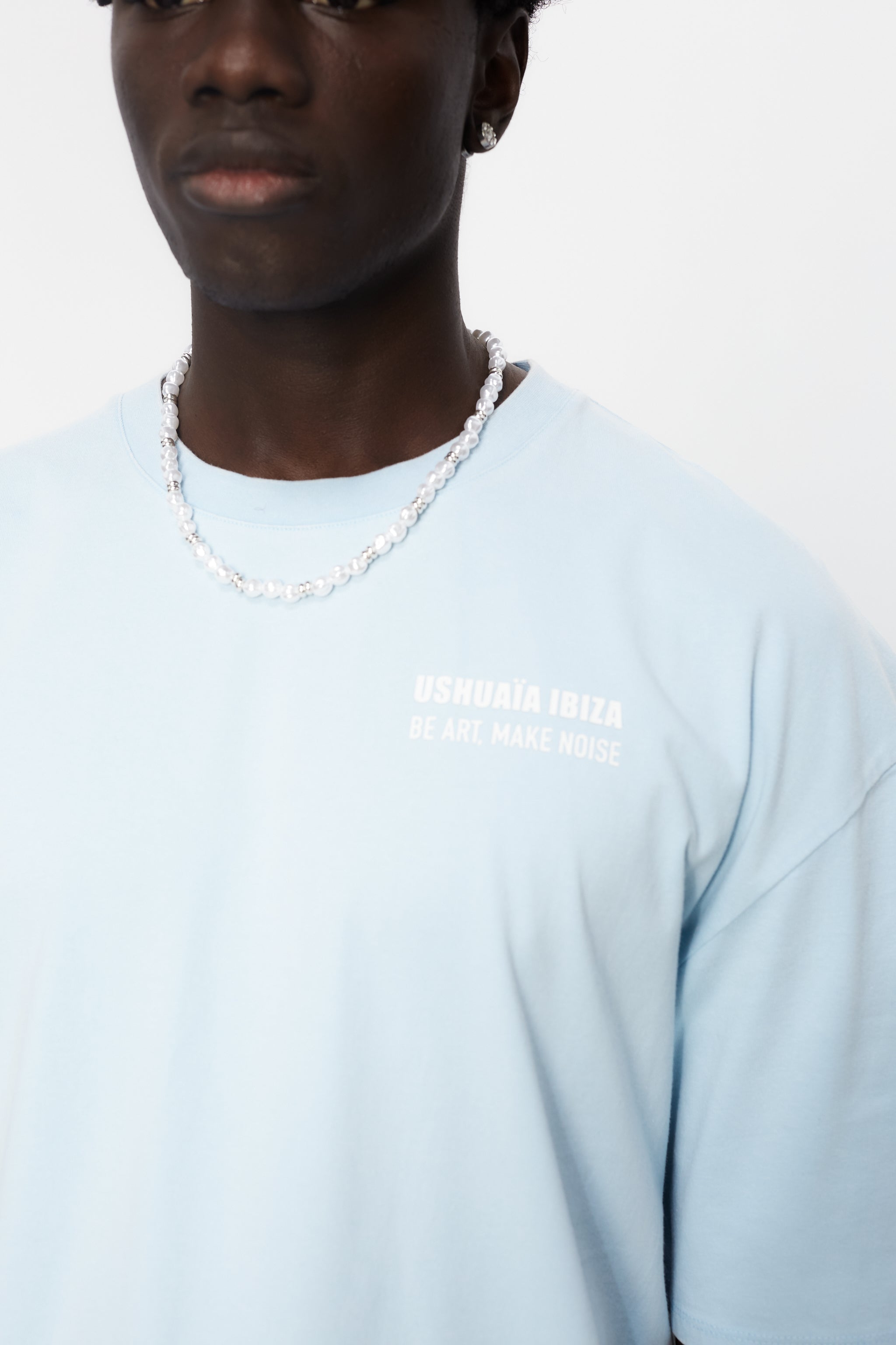 Oversized T-shirt with a crew neck and short sleeves, washed with a fade-out effect. Contrasting combined print detail on the front and back.
USHUAÏA x ANDREA MARCACCINI