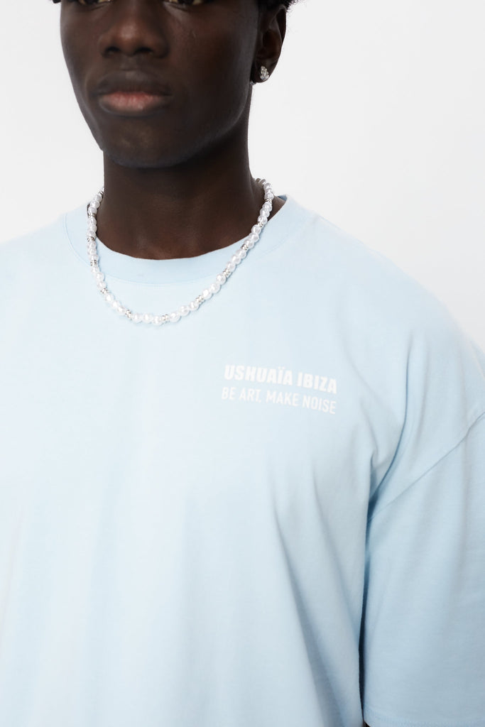 Oversized T-shirt with a crew neck and short sleeves, washed with a fade-out effect. Contrasting combined print detail on the front and back.
USHUAÏA x ANDREA MARCACCINI