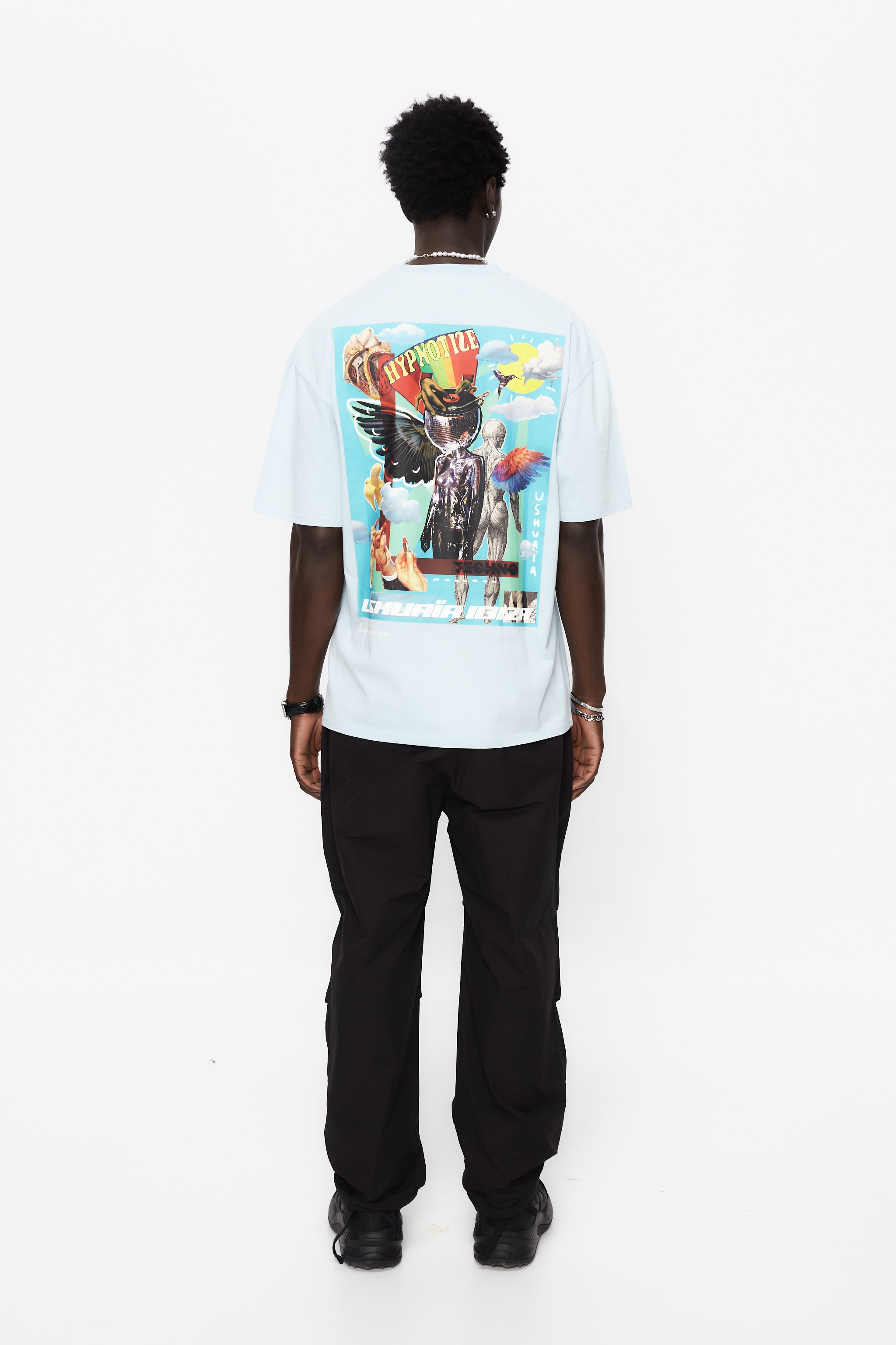 Oversized T-shirt with a crew neck and short sleeves, washed with a fade-out effect. Contrasting combined print detail on the front and back.
USHUAÏA x ANDREA MARCACCINI