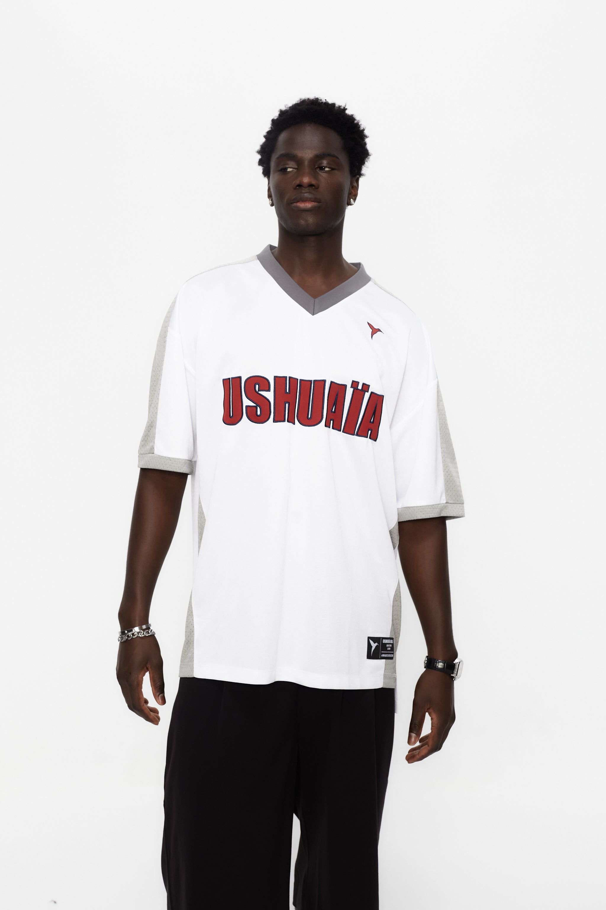 Rugby style t-shirt made of technical and mesh fabric, lightweight and breathable. V-neck and Short sleeves. Detail of contrasting combined applications on the front and back.