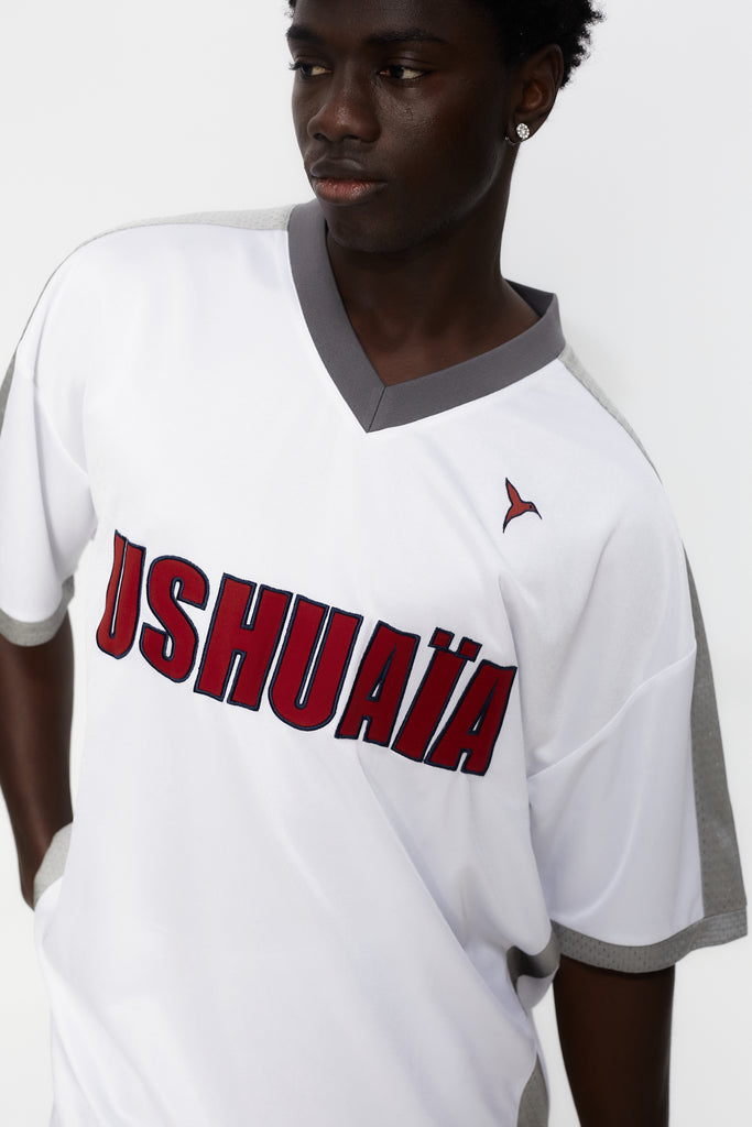 Rugby style t-shirt made of technical and mesh fabric, lightweight and breathable. V-neck and Short sleeves. Detail of contrasting combined applications on the front and back.