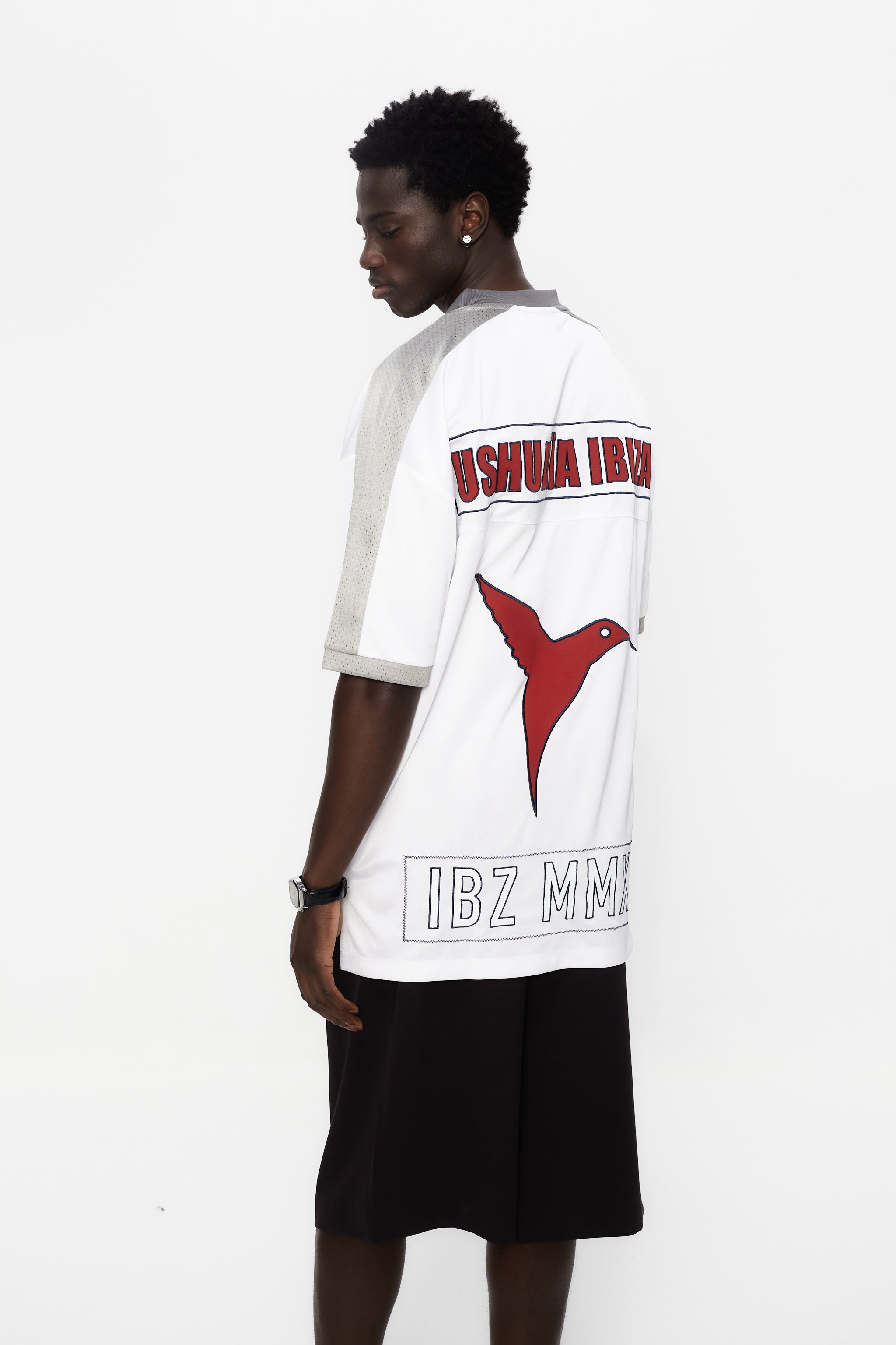 Rugby style t-shirt made of technical and mesh fabric, lightweight and breathable. V-neck and Short sleeves. Detail of contrasting combined applications on the front and back.