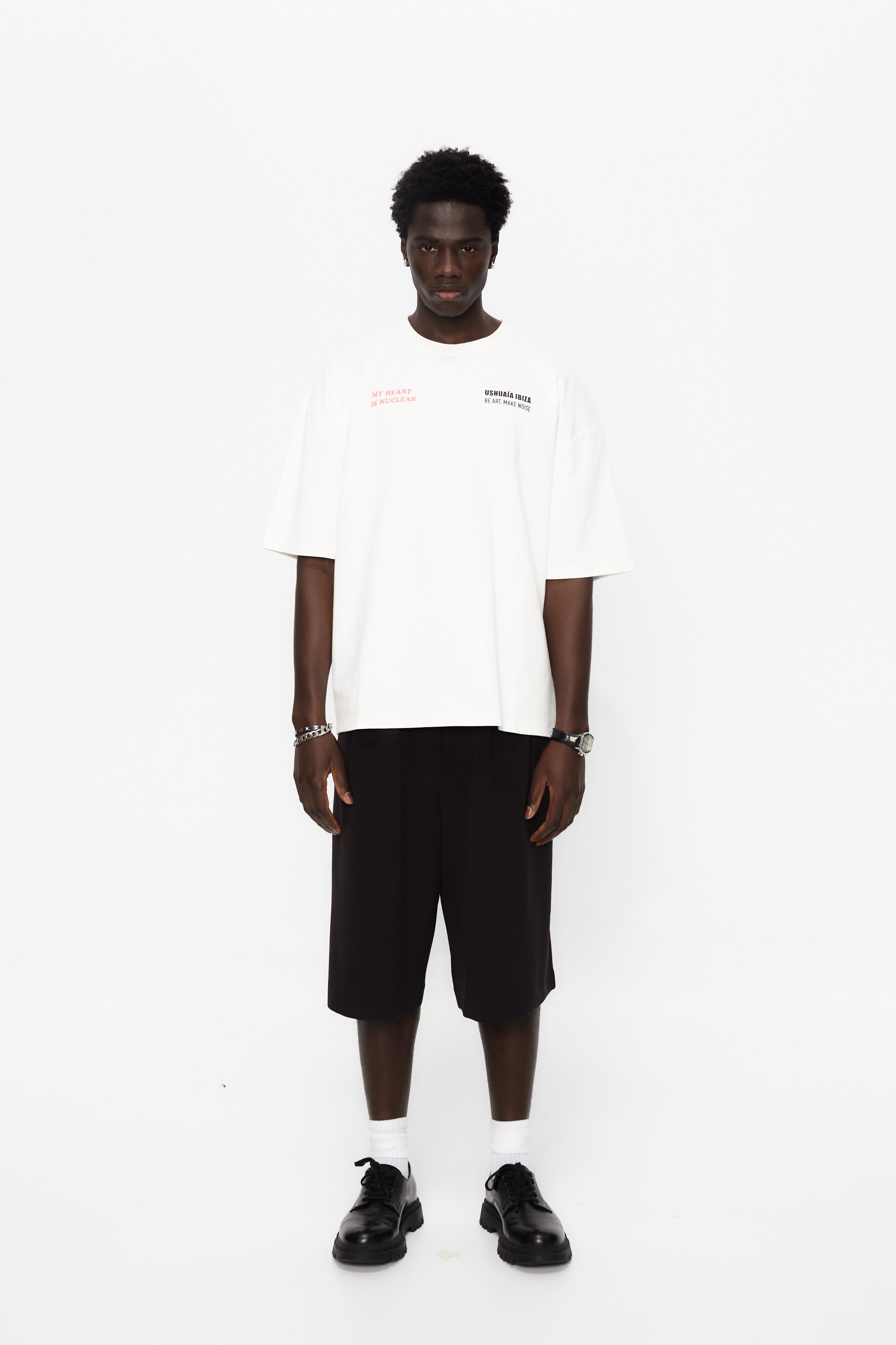 Oversize plus t-shirt with round neck and short sleeves. Contrast combined print detail on front and back.
USHUAÏA x ANDREA MARCACCINI