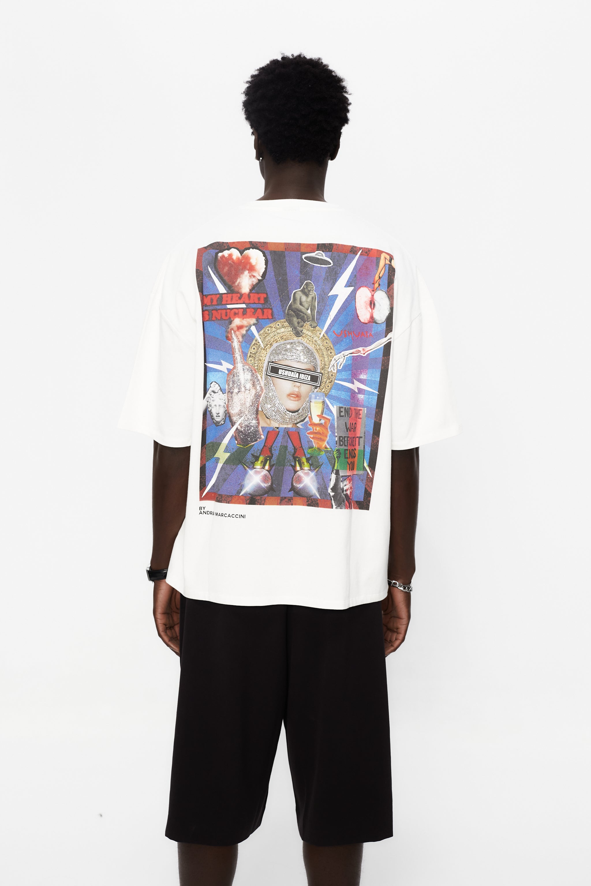 Oversize plus t-shirt with round neck and short sleeves. Contrast combined print detail on front and back.
USHUAÏA x ANDREA MARCACCINI