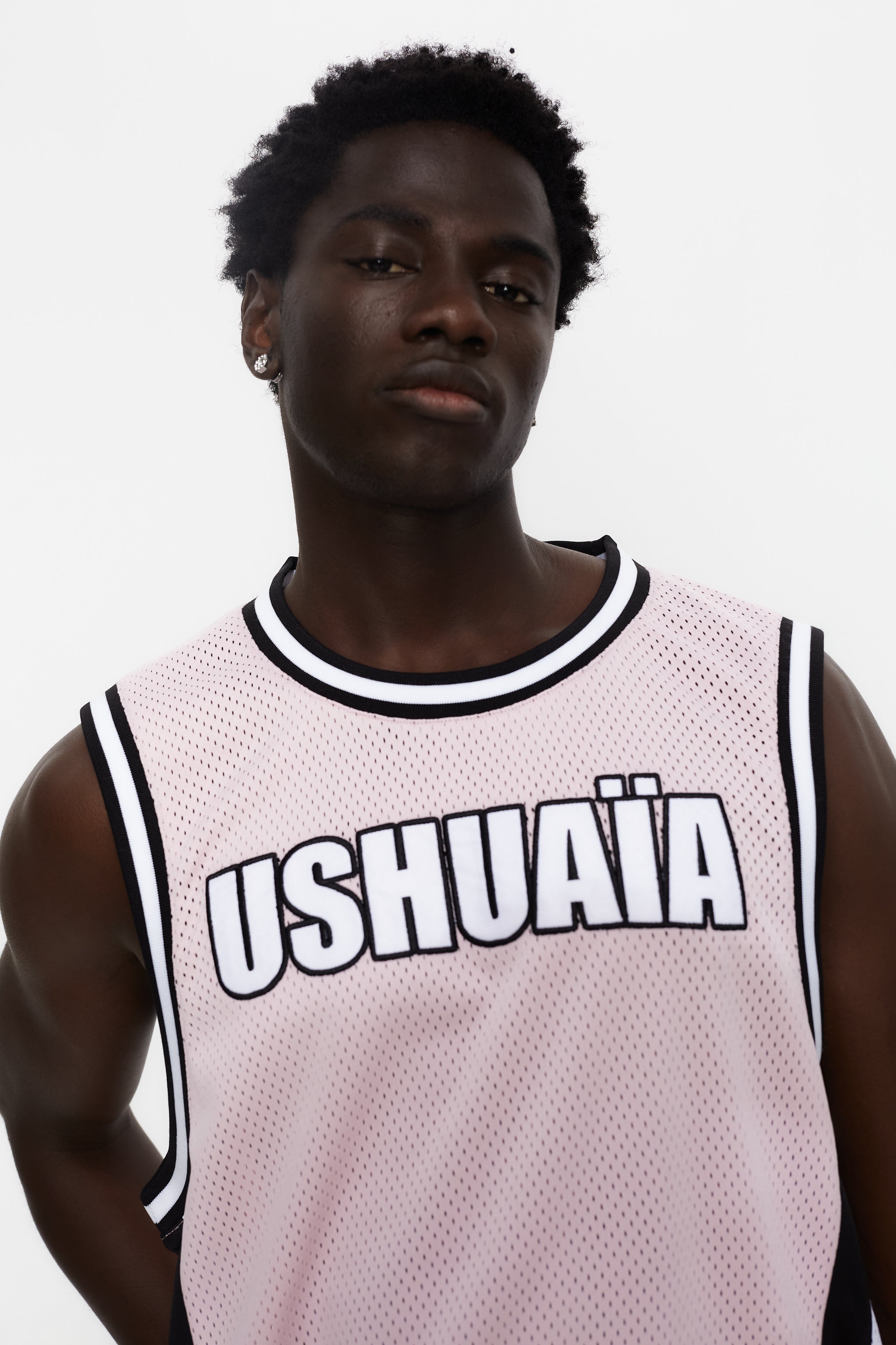 Basketball shirt made of mesh fabric, lightweight and breathable. Round neck and ribbed armhole sleeves. Contrast combined print and application detail on front and back. Patch on the front.