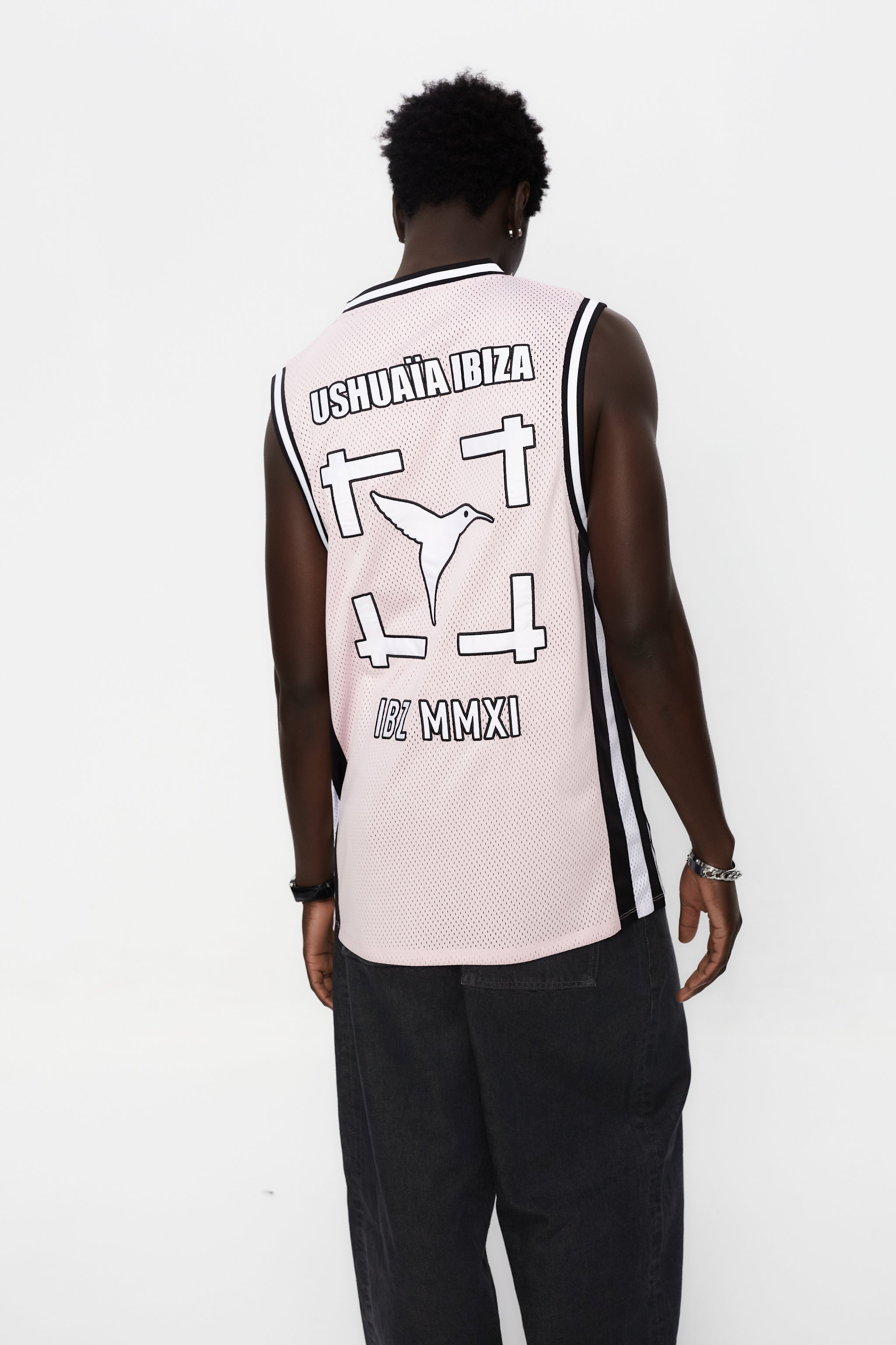 Basketball shirt made of mesh fabric, lightweight and breathable. Round neck and ribbed armhole sleeves. Contrast combined print and application detail on front and back. Patch on the front.