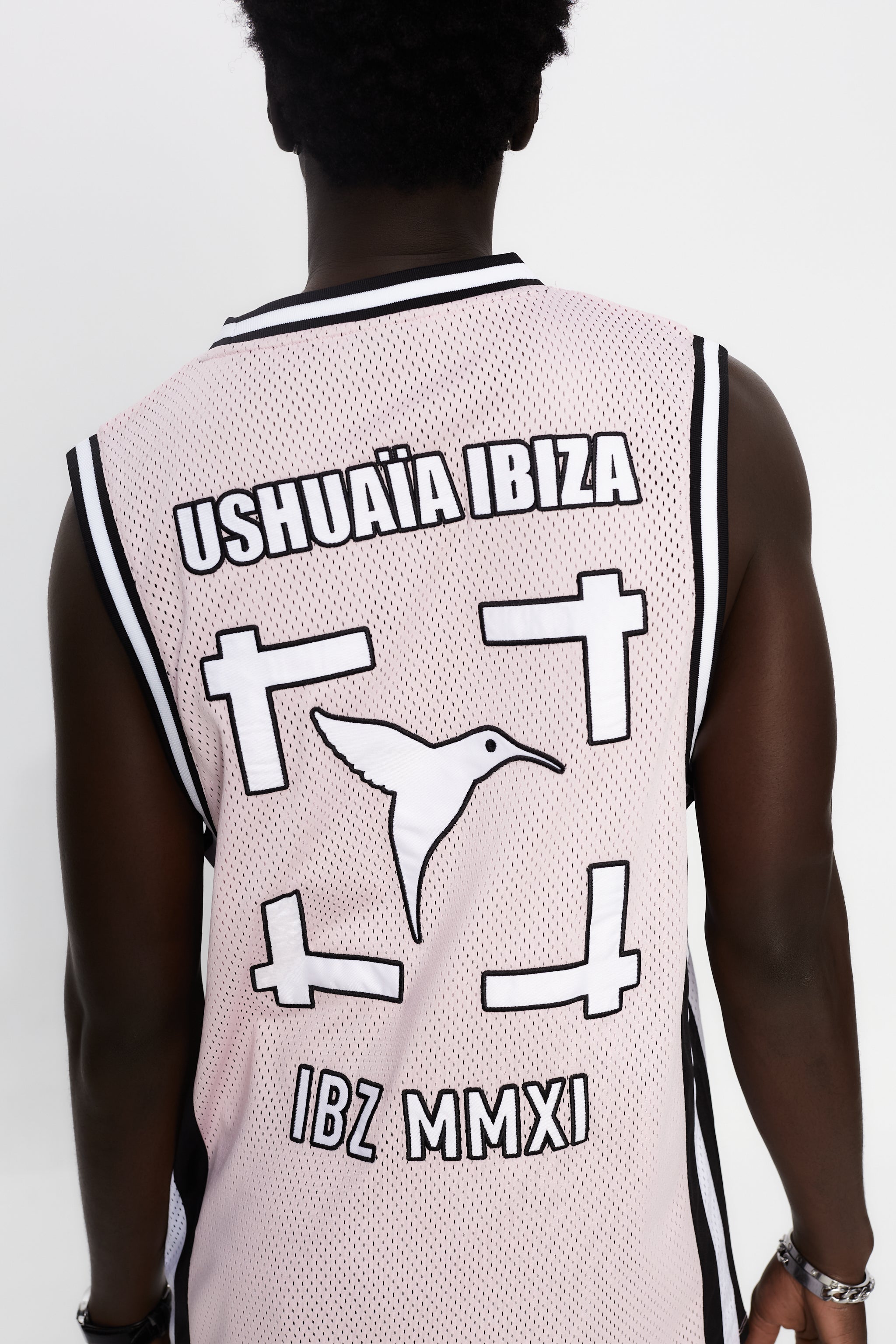 Basketball shirt made of mesh fabric, lightweight and breathable. Round neck and ribbed armhole sleeves. Contrast combined print and application detail on front and back. Patch on the front.