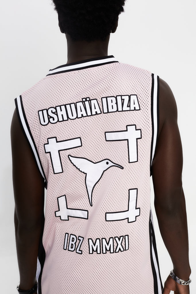 Basketball shirt made of mesh fabric, lightweight and breathable. Round neck and ribbed armhole sleeves. Contrast combined print and application detail on front and back. Patch on the front.