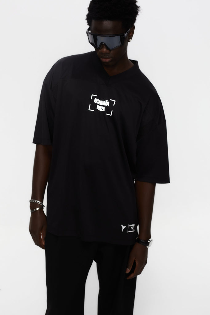 Combined rugby style t-shirt made of technical fabric and mesh, light and breathable. V-neck and short sleeves. Combined reflective print detail on front and back. 