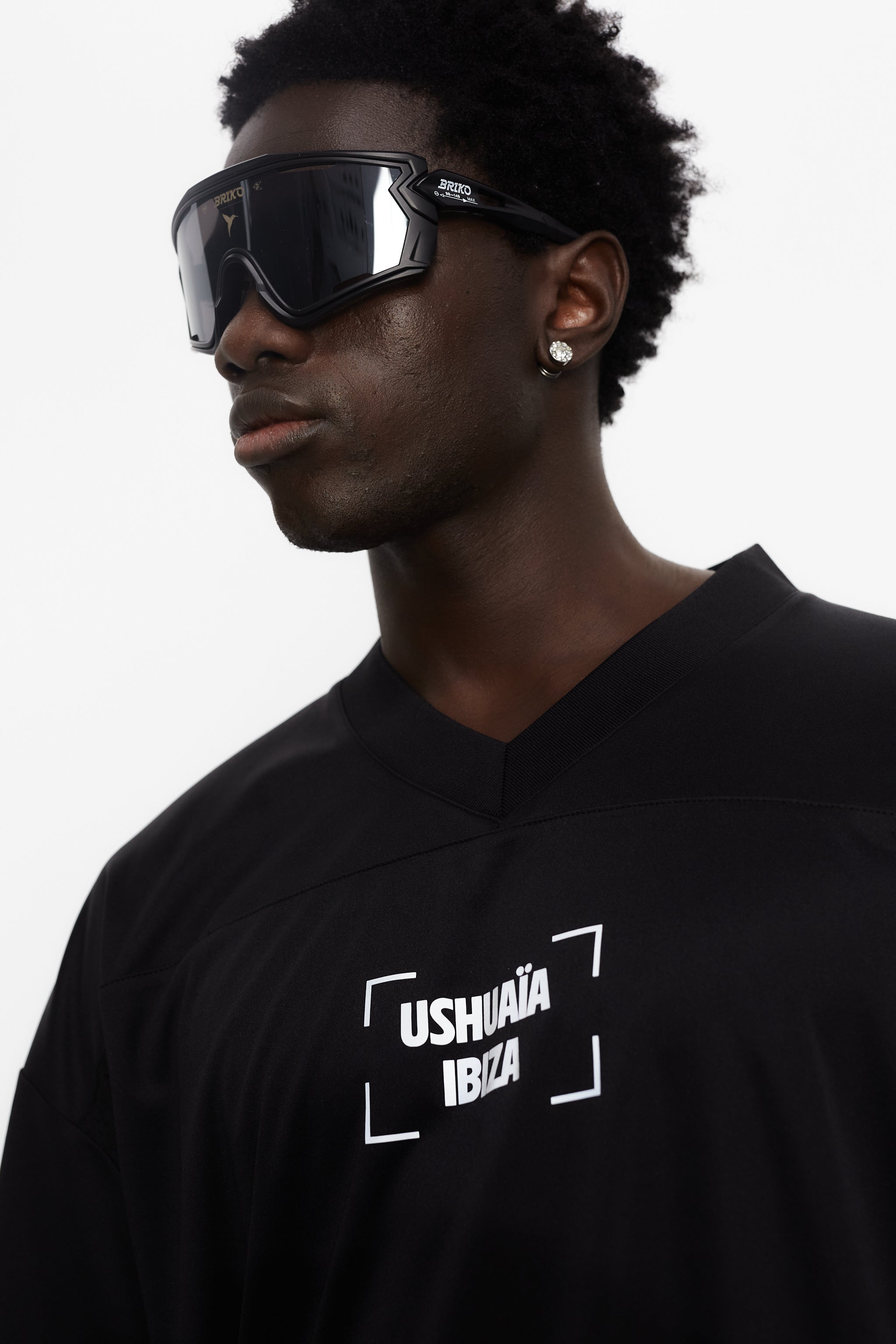 Combined rugby style t-shirt made of technical fabric and mesh, light and breathable. V-neck and short sleeves. Combined reflective print detail on front and back. 