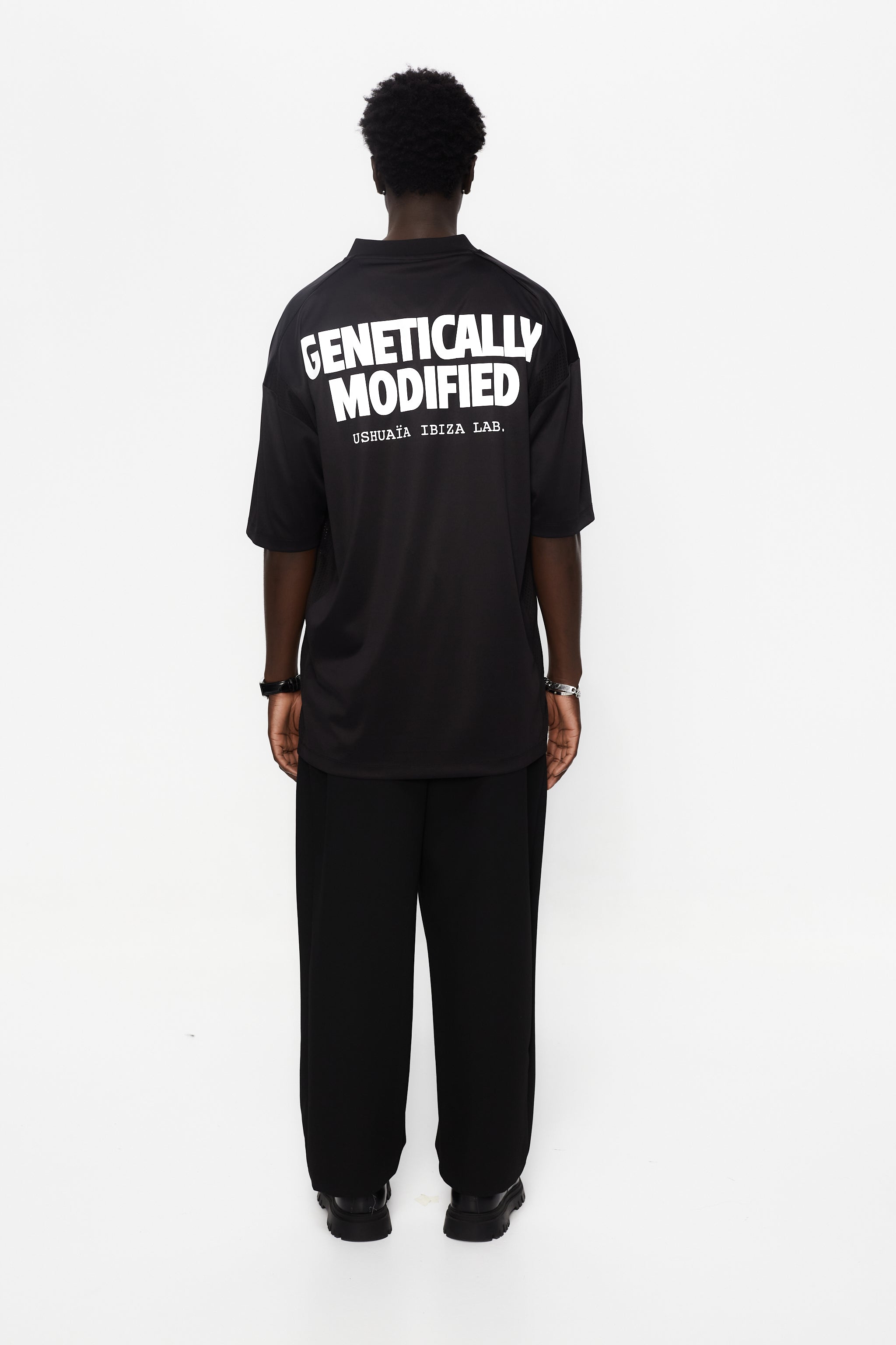 Combined rugby style t-shirt made of technical fabric and mesh, light and breathable. V-neck and short sleeves. Combined reflective print detail on front and back. 