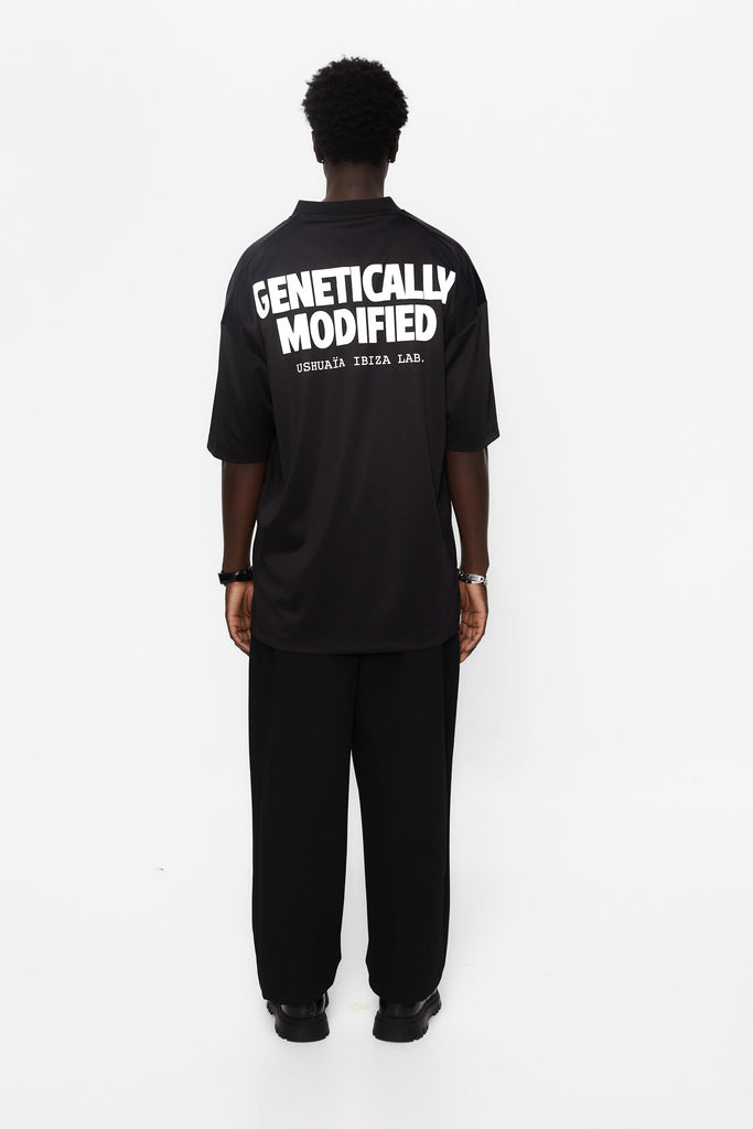 Combined rugby style t-shirt made of technical fabric and mesh, light and breathable. V-neck and short sleeves. Combined reflective print detail on front and back. 