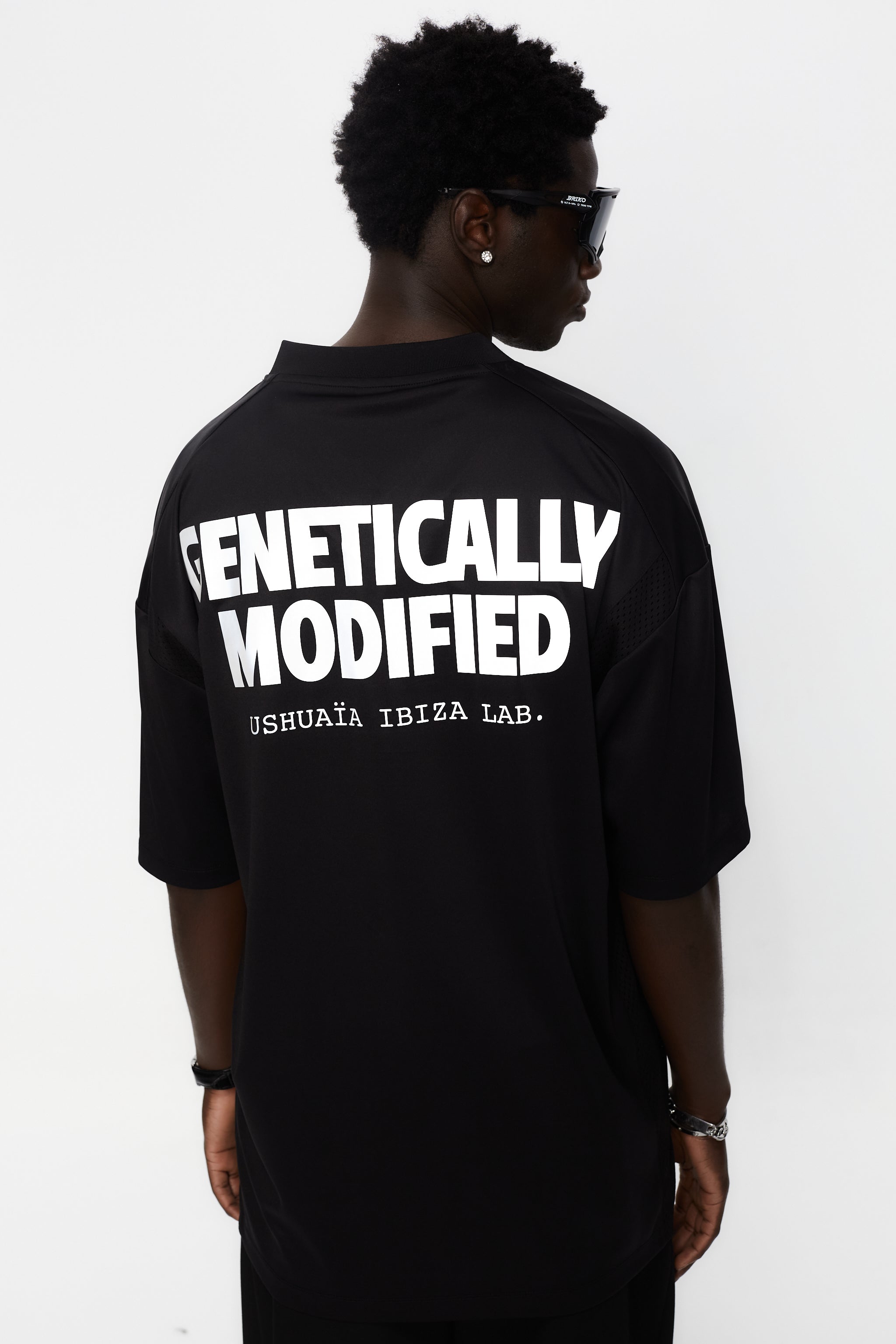 Combined rugby style t-shirt made of technical fabric and mesh, light and breathable. V-neck and short sleeves. Combined reflective print detail on front and back. 