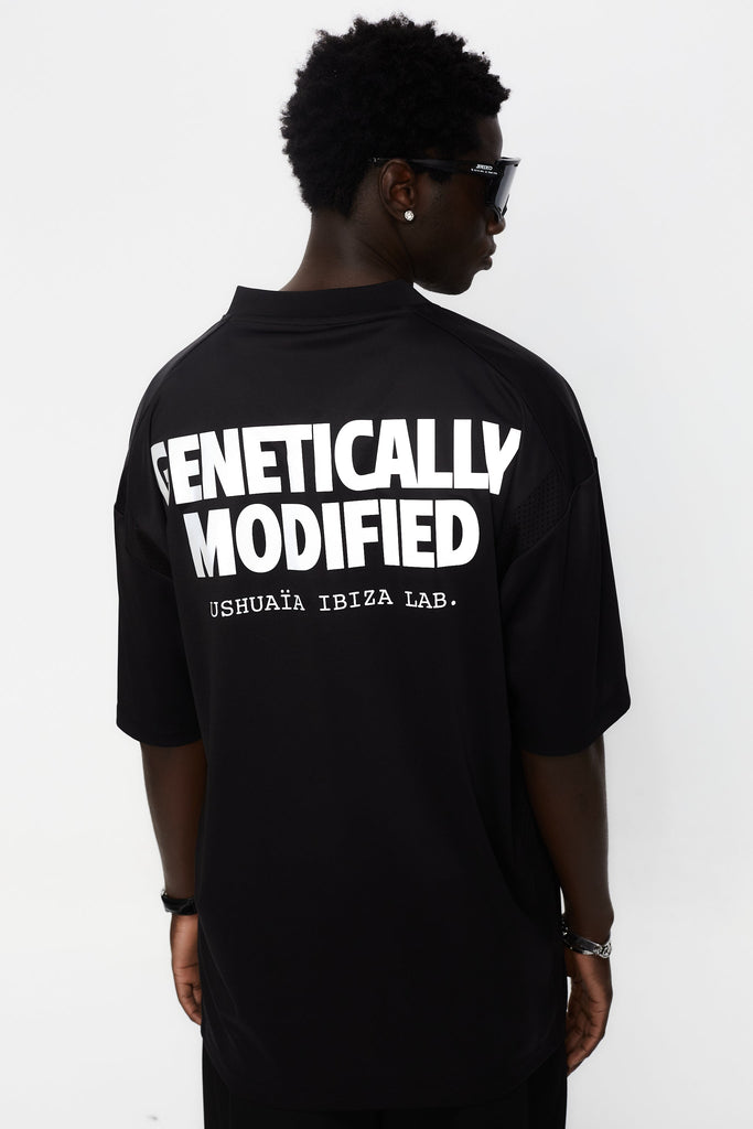 Combined rugby style t-shirt made of technical fabric and mesh, light and breathable. V-neck and short sleeves. Combined reflective print detail on front and back. 