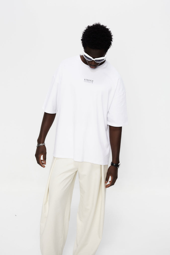 Oversize plus t-shirt with round neck and short sleeves.  Contrast combined print detail on front and back.
LIMITED EDITION 